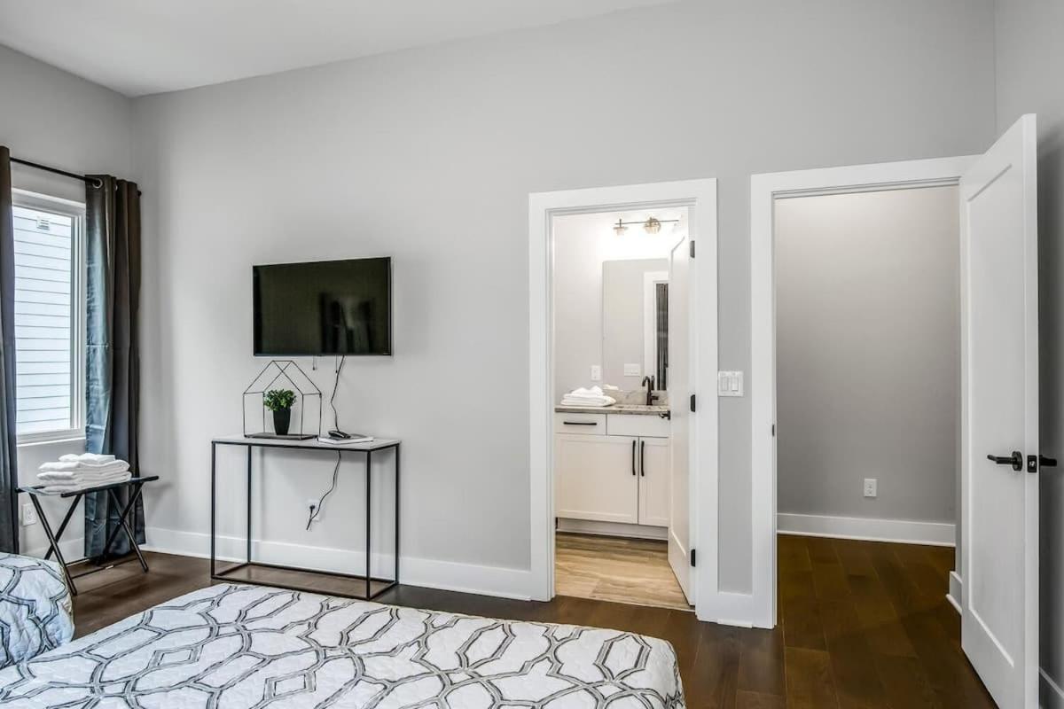 Stylish - Rooftop Deck - Hot Tub Holiday home