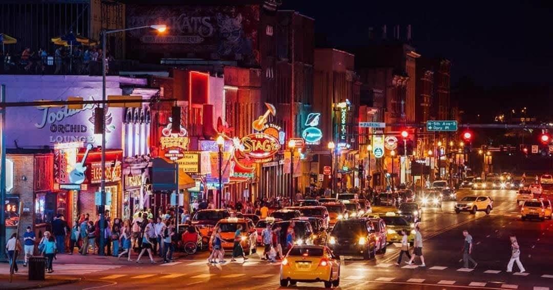 Rooftop Views - Hot Tub - Near Honky Tonks & Bars Nashville