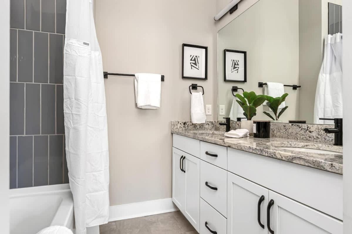Brand New Side By Side Homes - Sleeps 24 Guests *