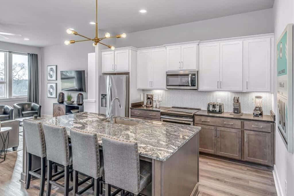 Spacious Nash For 12 Near Broadway *