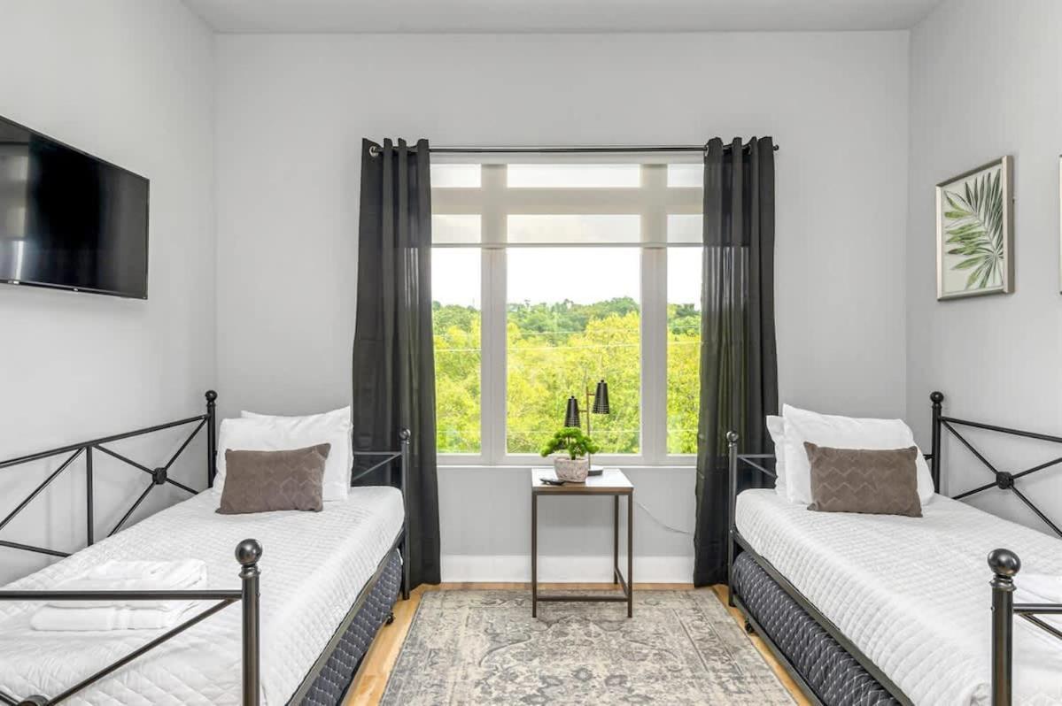 Spacious Sleeps 12 Rooftop Lounge *