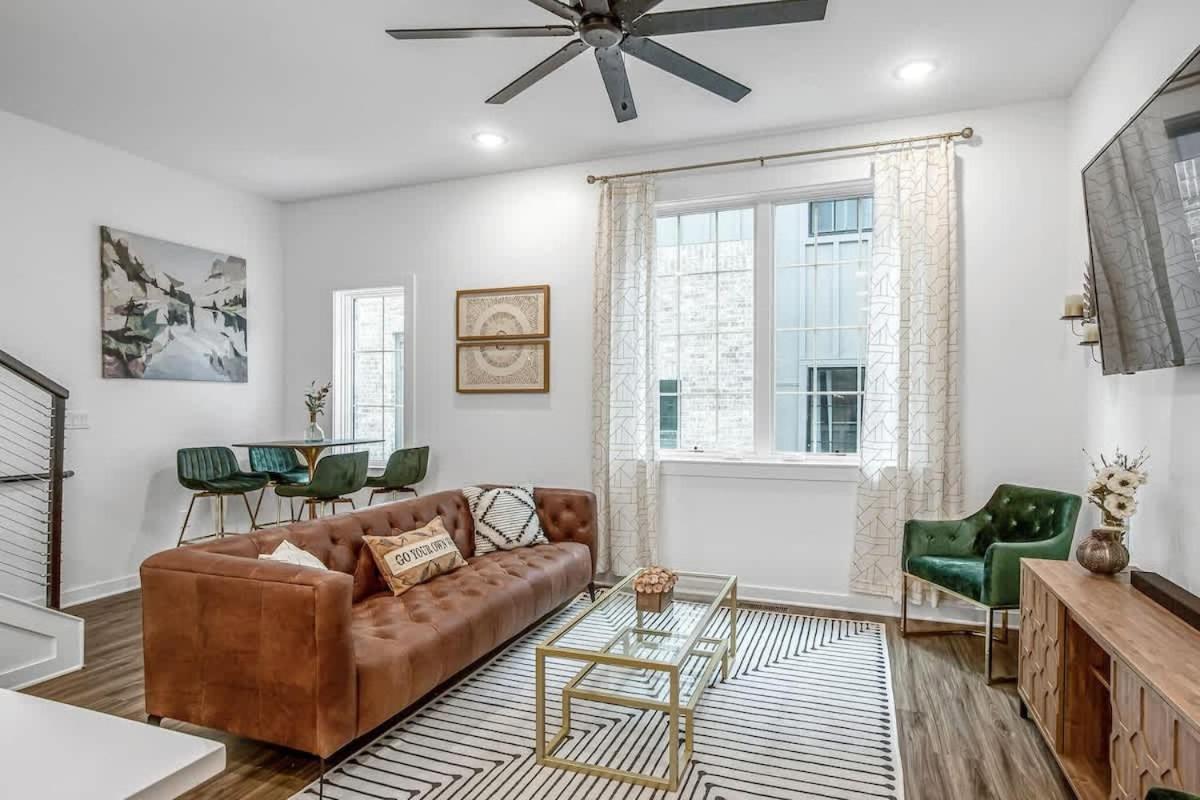 June's Nash 4 Miles To Broadway-rooftop Patio Holiday home *