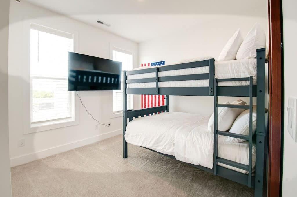 Creative Oasis Minutes To Broadway Rooftop Deck Holiday home