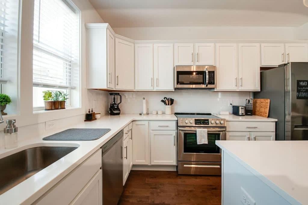 Creative Oasis Minutes To Broadway Rooftop Deck Holiday home *