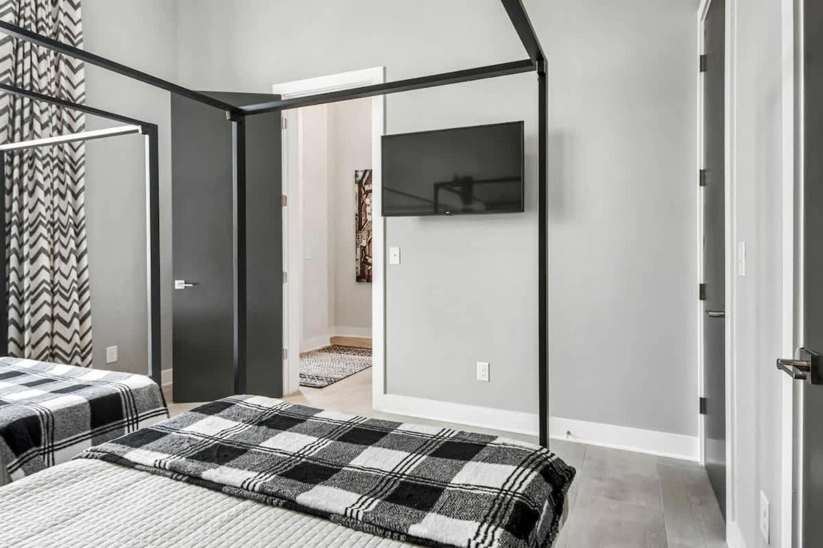 Two Large Homes Minutes To Downtown