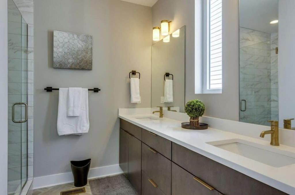 Spacious Close To Belmont Rooftop Holiday home *