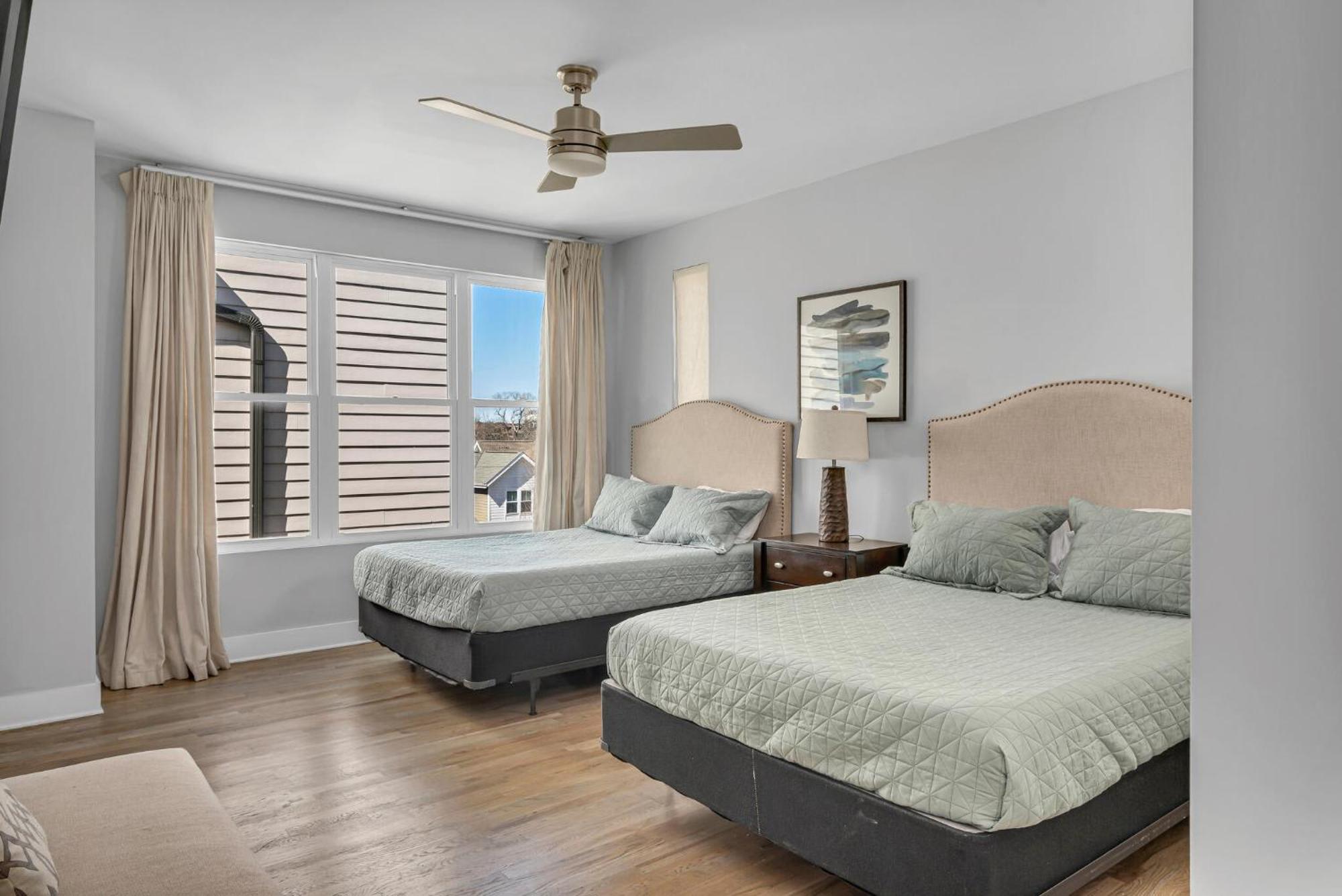 Holiday home Spacious Close To Belmont Rooftop