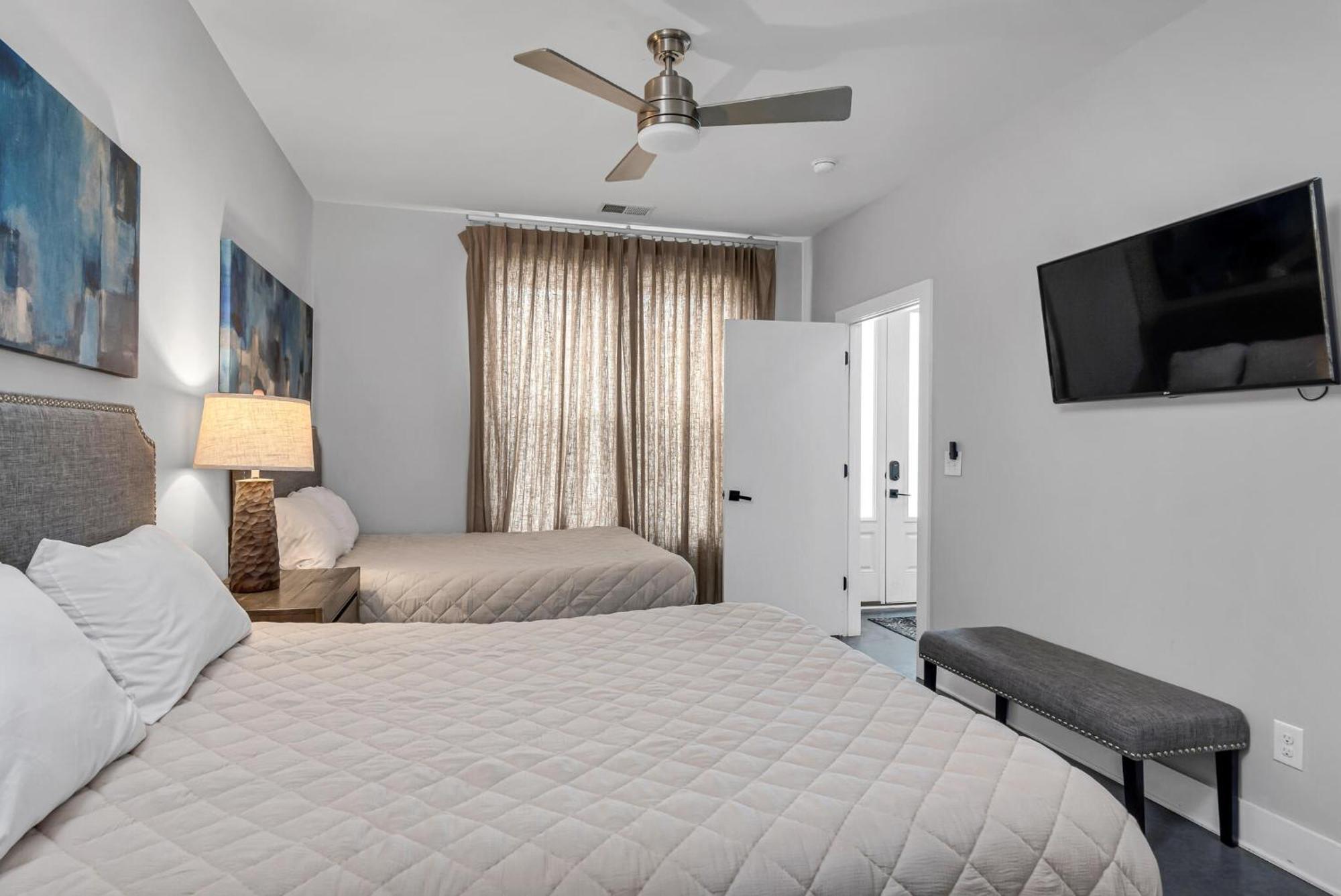 Holiday home Spacious Close To Belmont Rooftop *