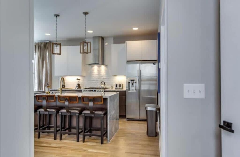 Spacious Close To Belmont Rooftop *