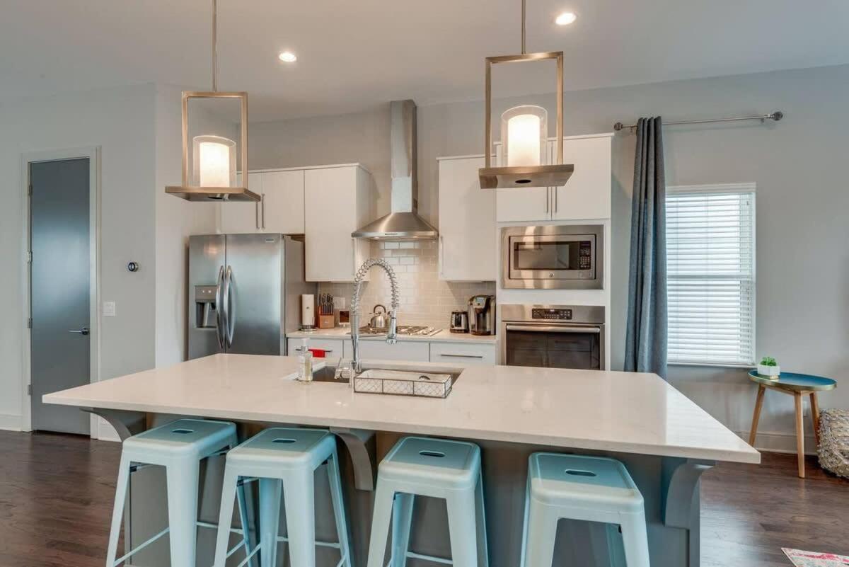 Gorgeous - 1 Mile To Honky Tonks