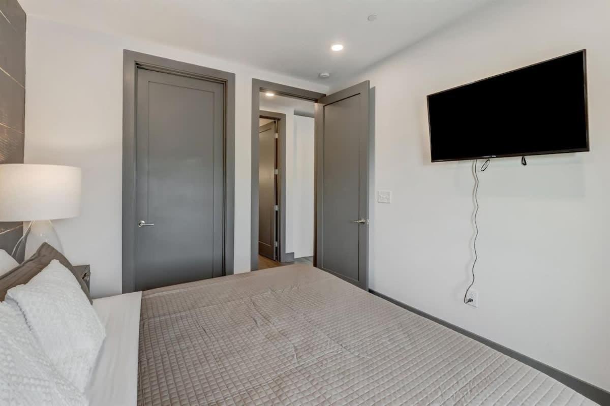 Holiday home 6 Min To Broadway - Gym Rooftop Sleeps 8 *