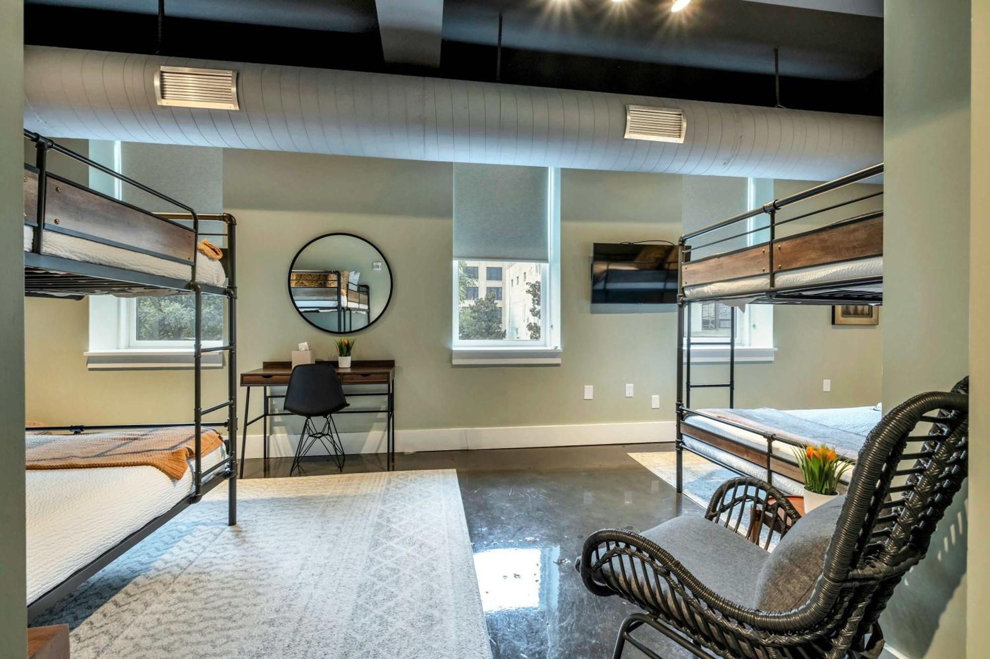 Modern 6br By Maddox *