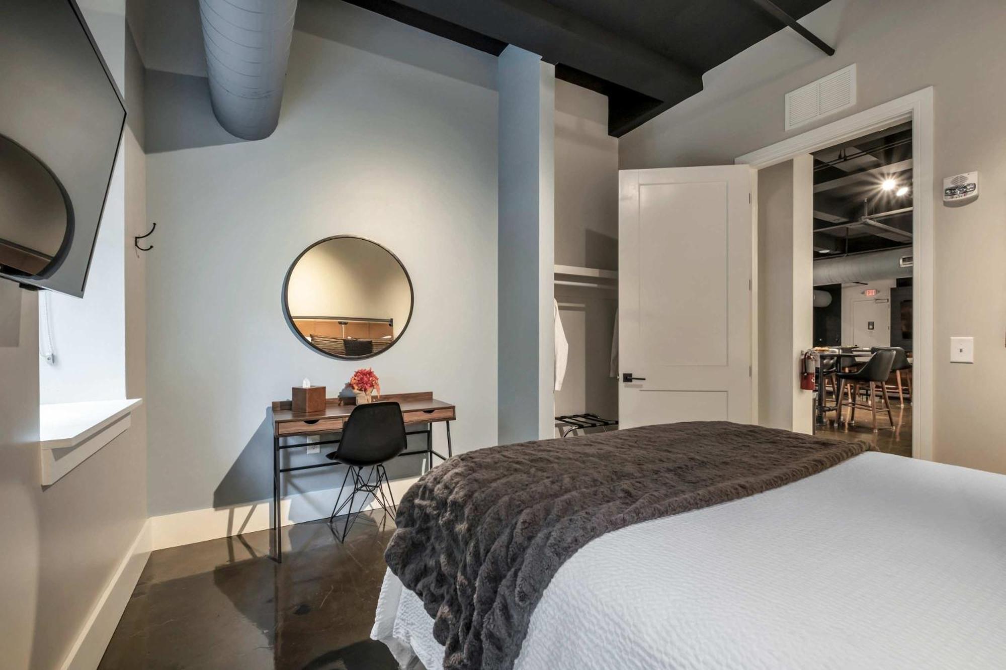 Modern 6br By Maddox Apartment *