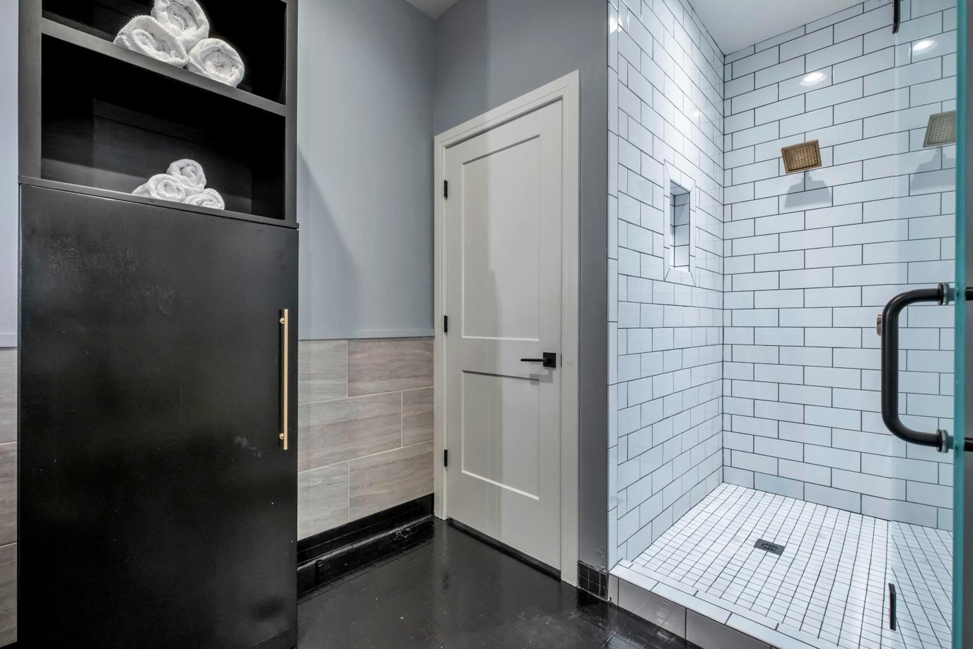 Modern 6br By Maddox Apartment *