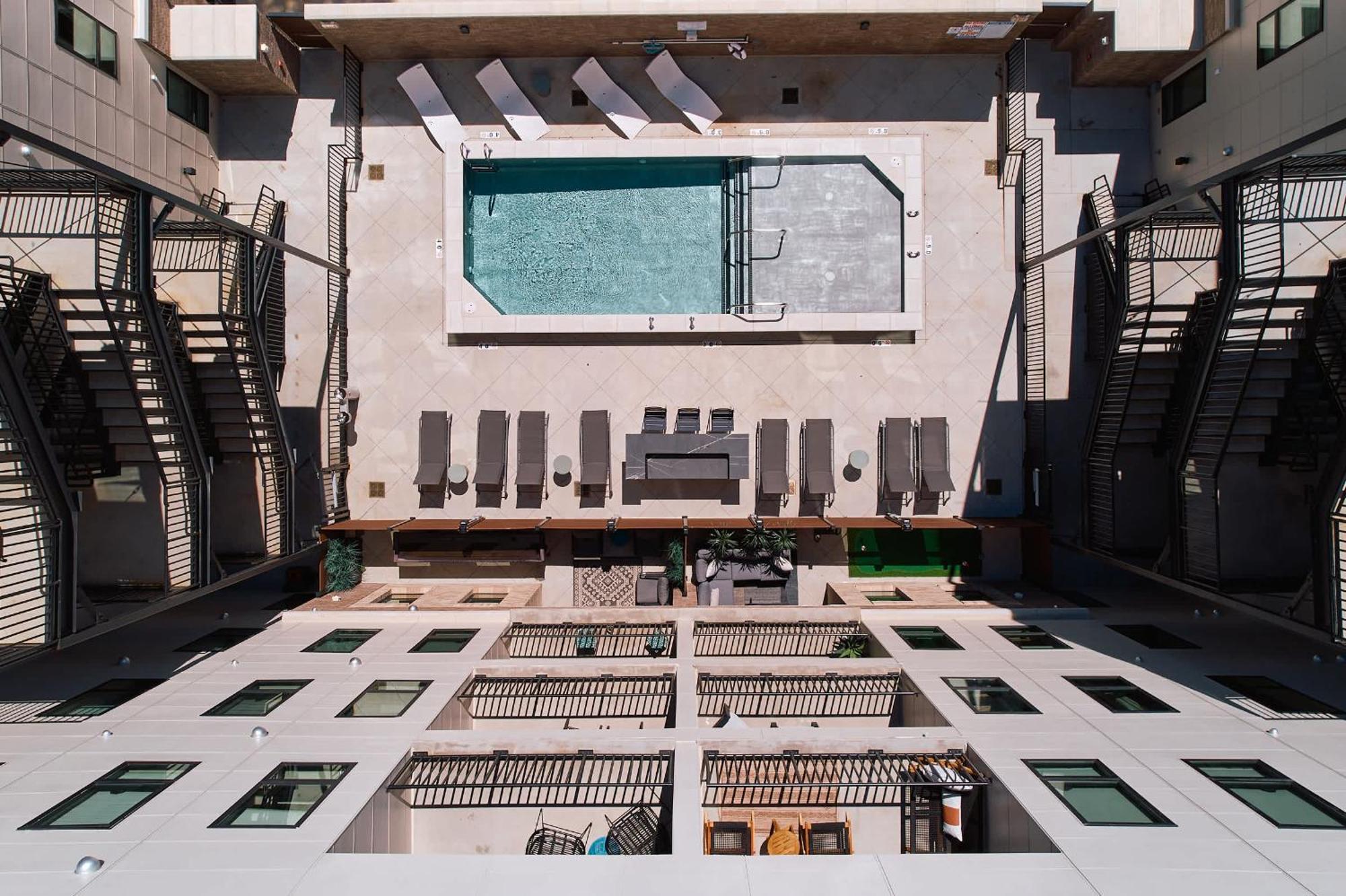 Contemporary In The Heart Of Music Row Holiday home *