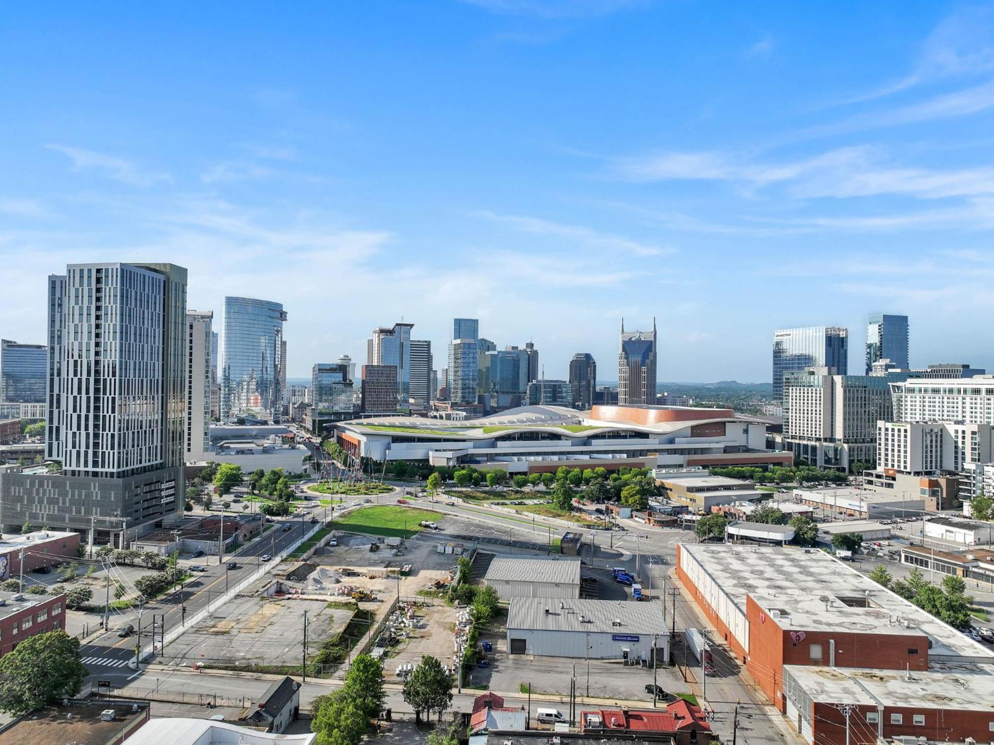 Walk To Broadway, Pool, Gym, Parking At Cowboys & Playboys In Downtown Apartment *
