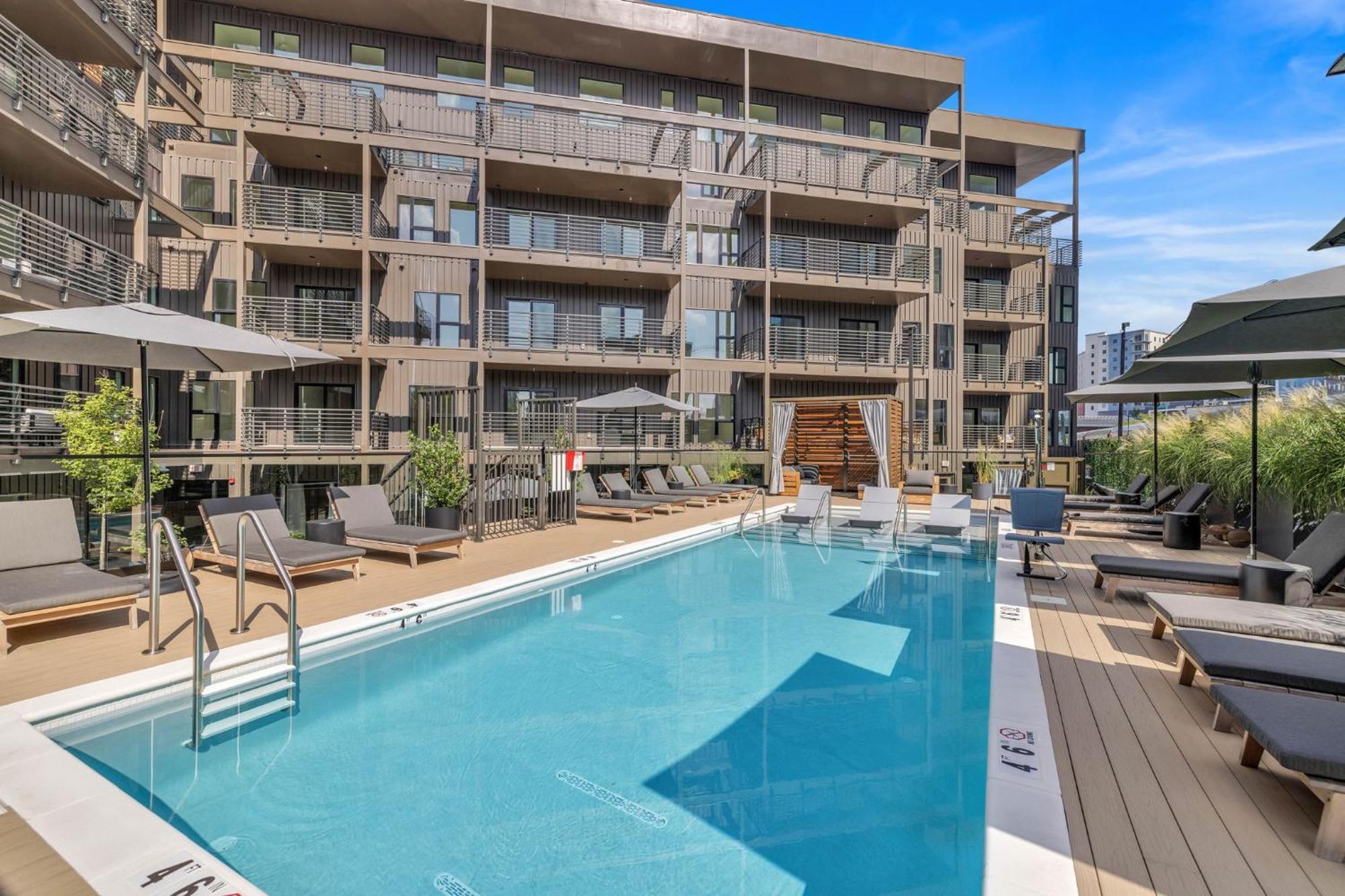 Apartment Walk To Broadway, Pool, Gym, Parking At Cowboys & Playboys In Downtown