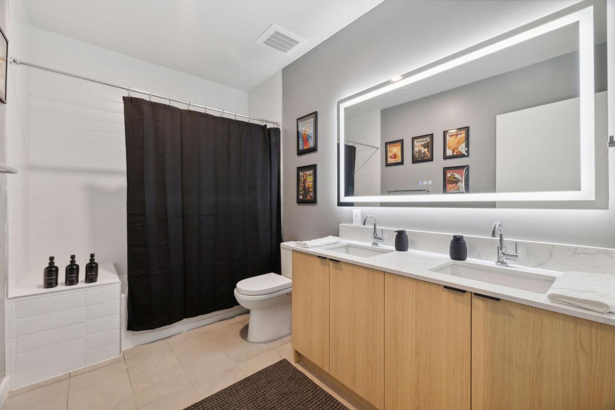 Walk To Broadway, Pool, Gym, Parking At Cowboys & Playboys In Downtown Apartment *