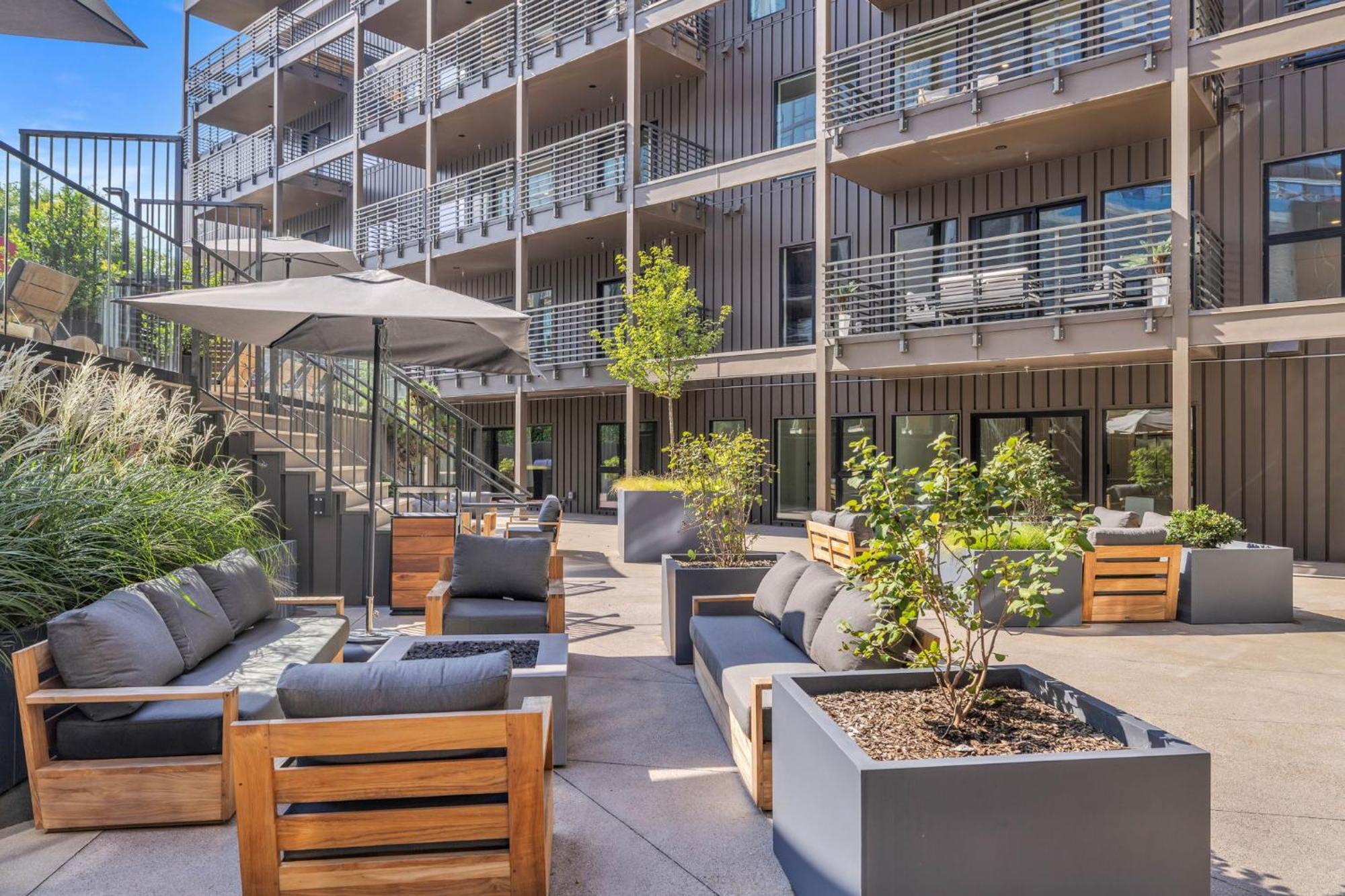 Walk To Broadway, Pool, Gym, Parking At Cowboys & Playboys In Downtown Apartment Nashville
