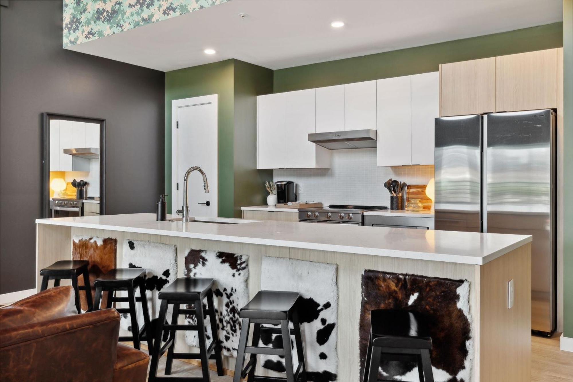 Apartment Walk To Broadway, Pool, Gym, Parking At Cowboys & Playboys In Downtown *