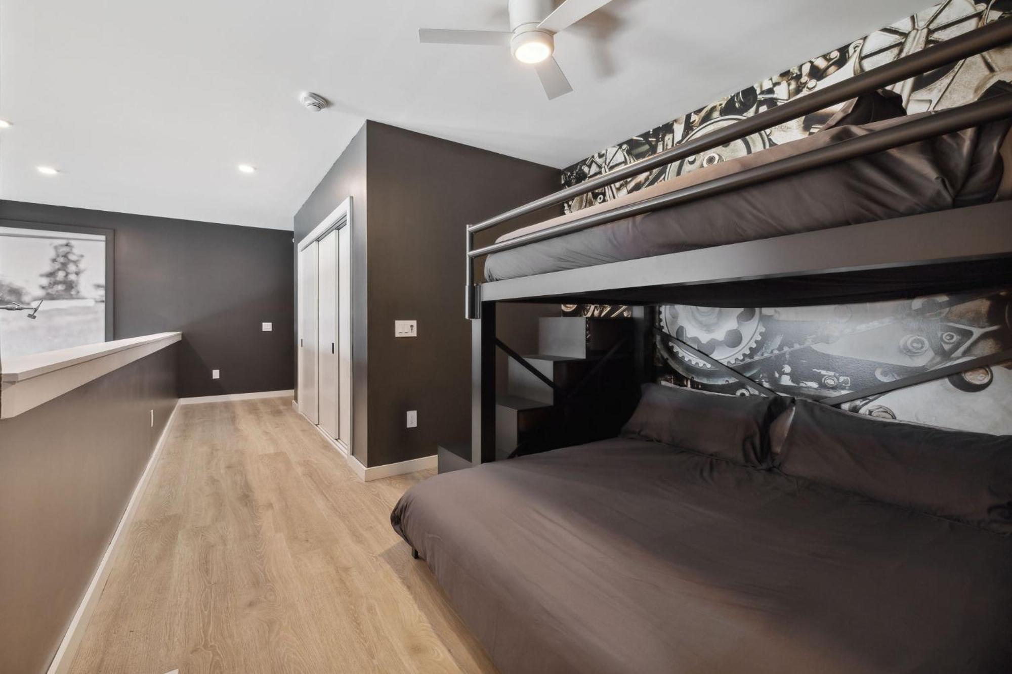 Walk To Broadway, Pool, Gym, Parking At Cowboys & Playboys In Downtown *