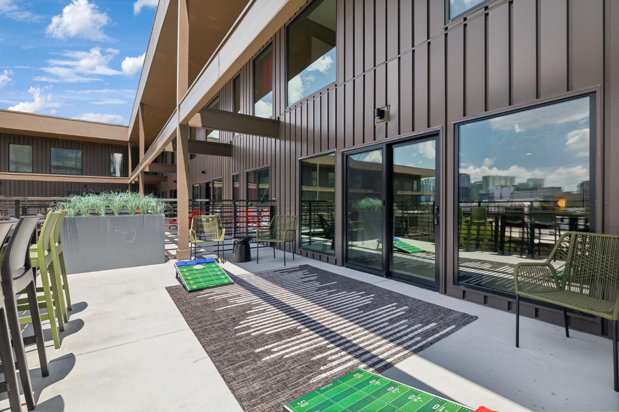 Walk To Broadway, Pool, Gym, Parking At Cowboys & Playboys In Downtown Apartment