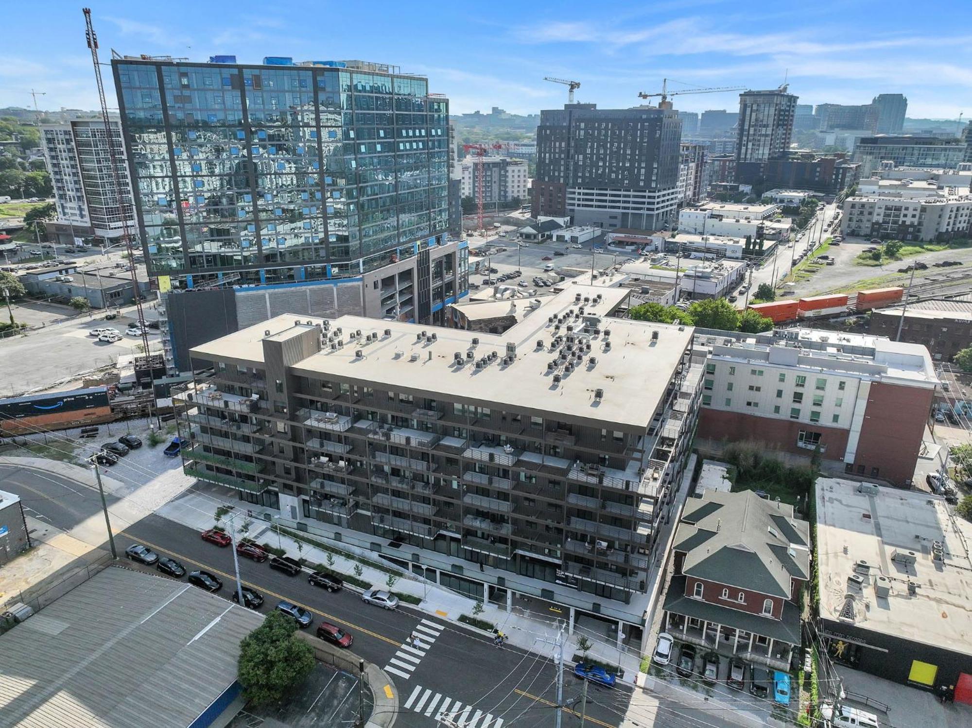 Walk To Broadway, Pool, Gym, Parking At Cowboys & Playboys In Downtown Apartment *