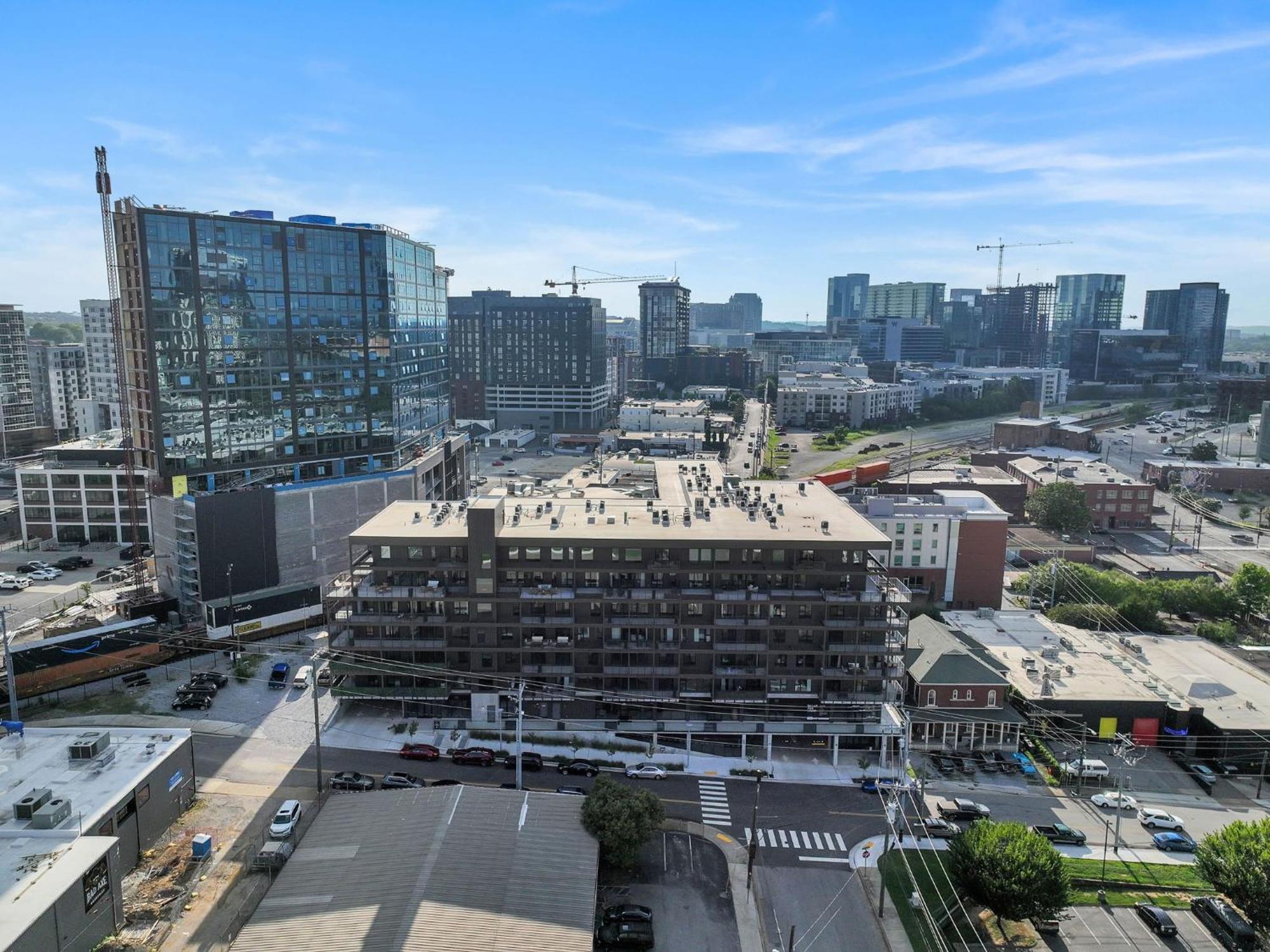 Apartment Walk To Broadway, Pool, Gym, Parking At Cowboys & Playboys In Downtown *