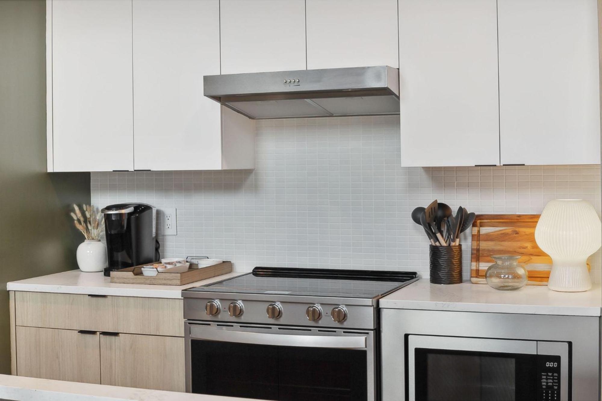 Walk To Broadway, Pool, Gym, Parking At Cowboys & Playboys In Downtown Apartment Nashville