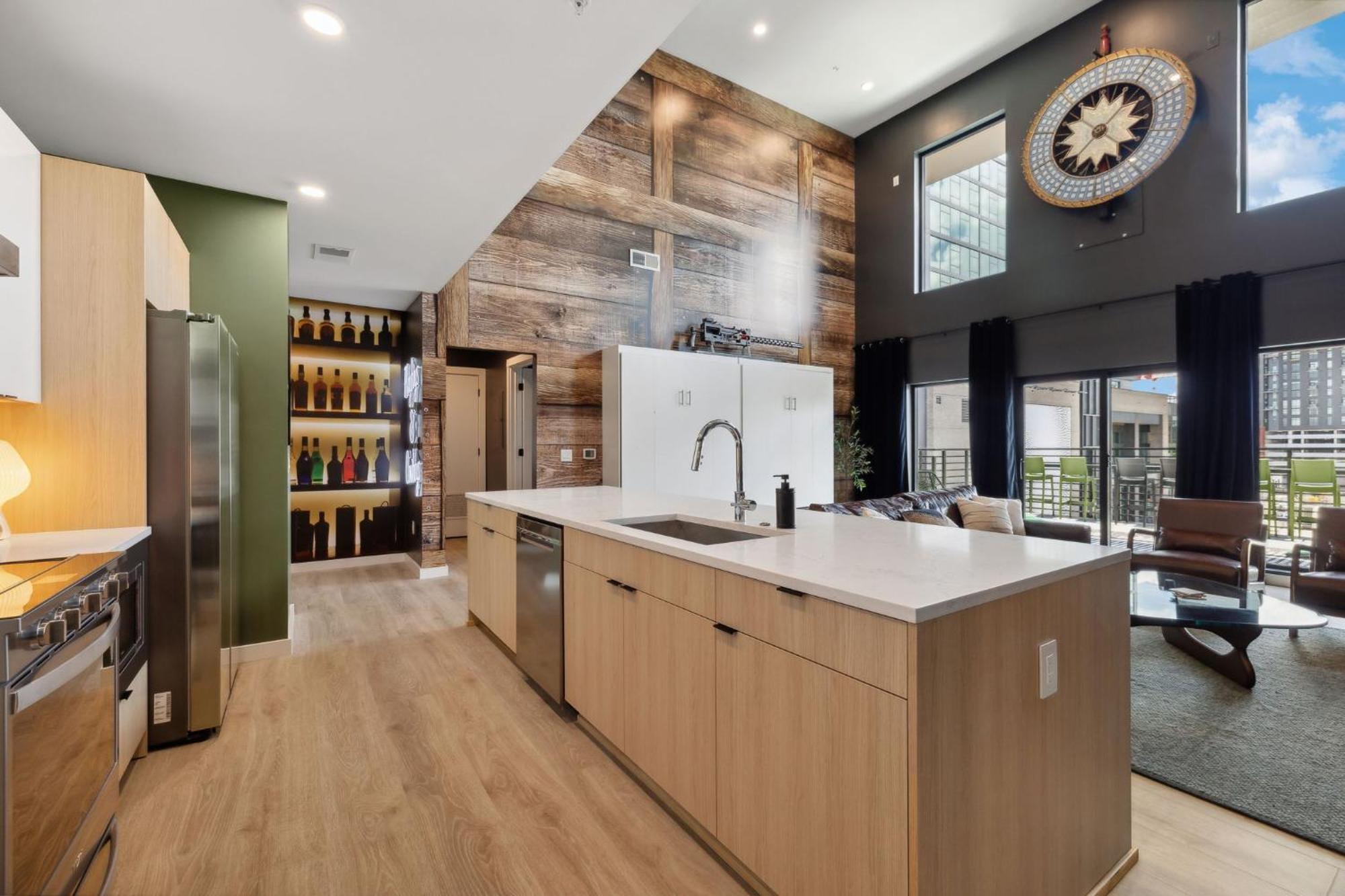 Apartment Walk To Broadway, Pool, Gym, Parking At Cowboys & Playboys In Downtown