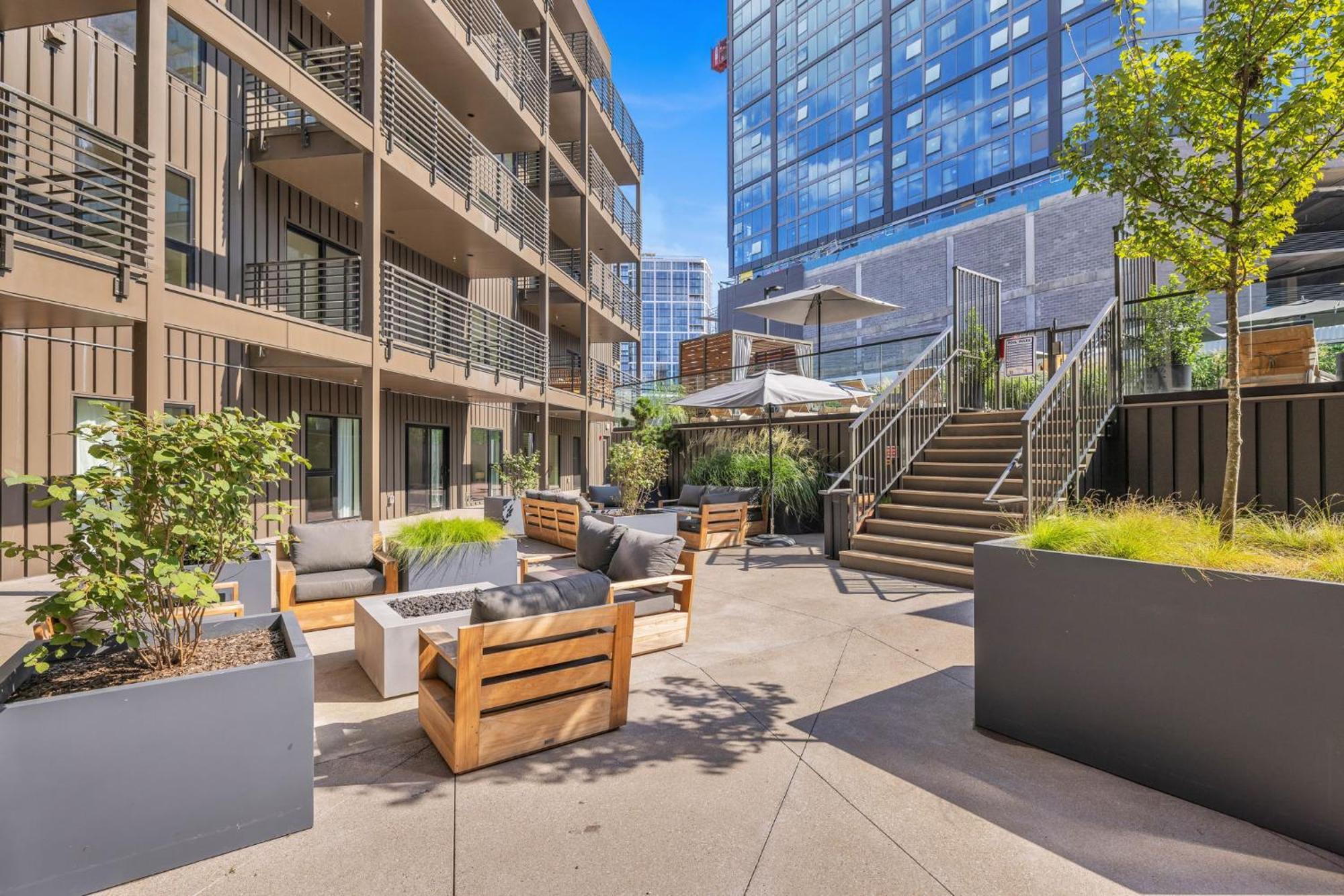 Apartment Walk To Broadway, Pool, Gym, Parking At Cowboys & Playboys In Downtown *