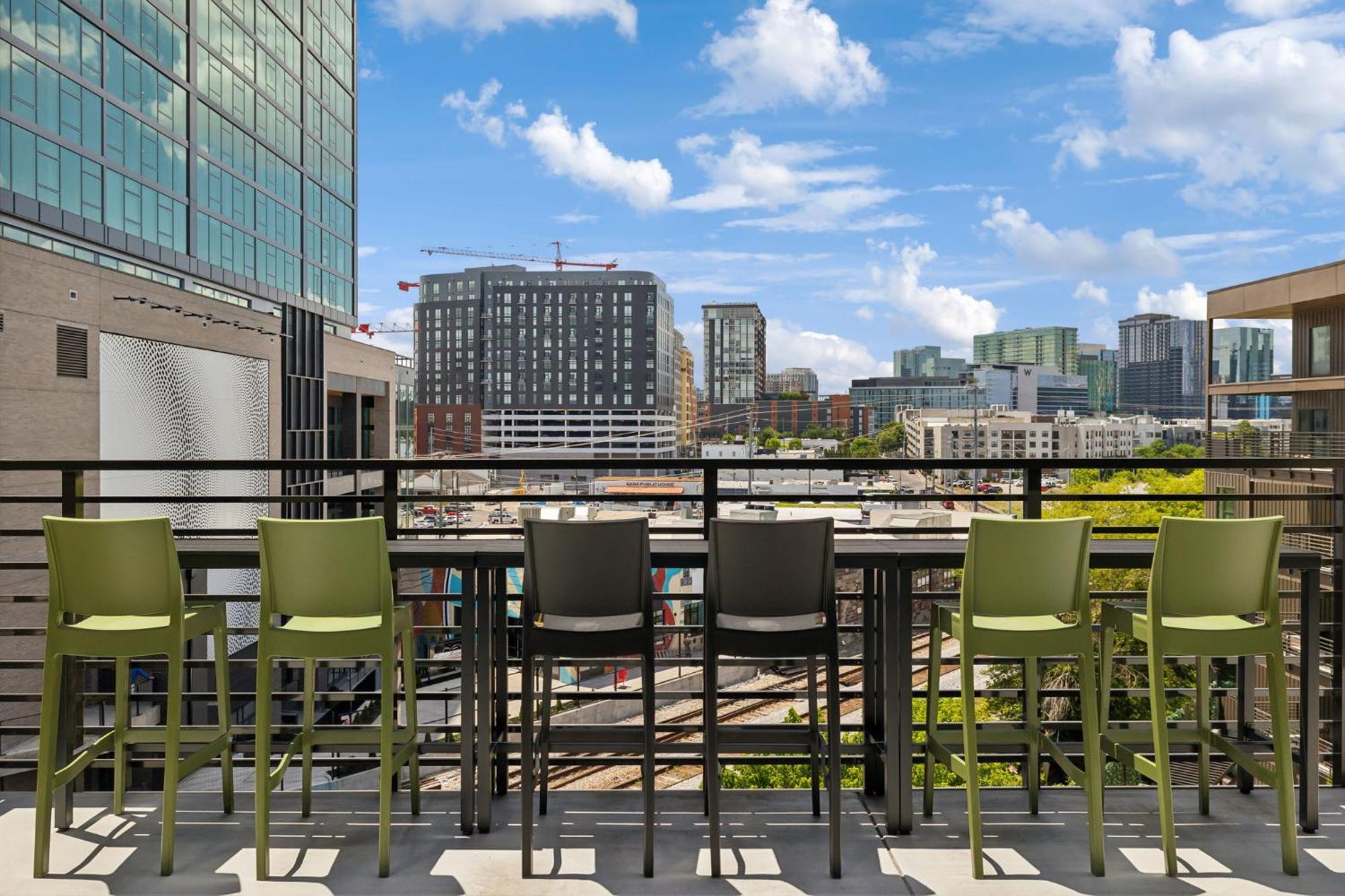 Walk To Broadway, Pool, Gym, Parking At Cowboys & Playboys In Downtown *