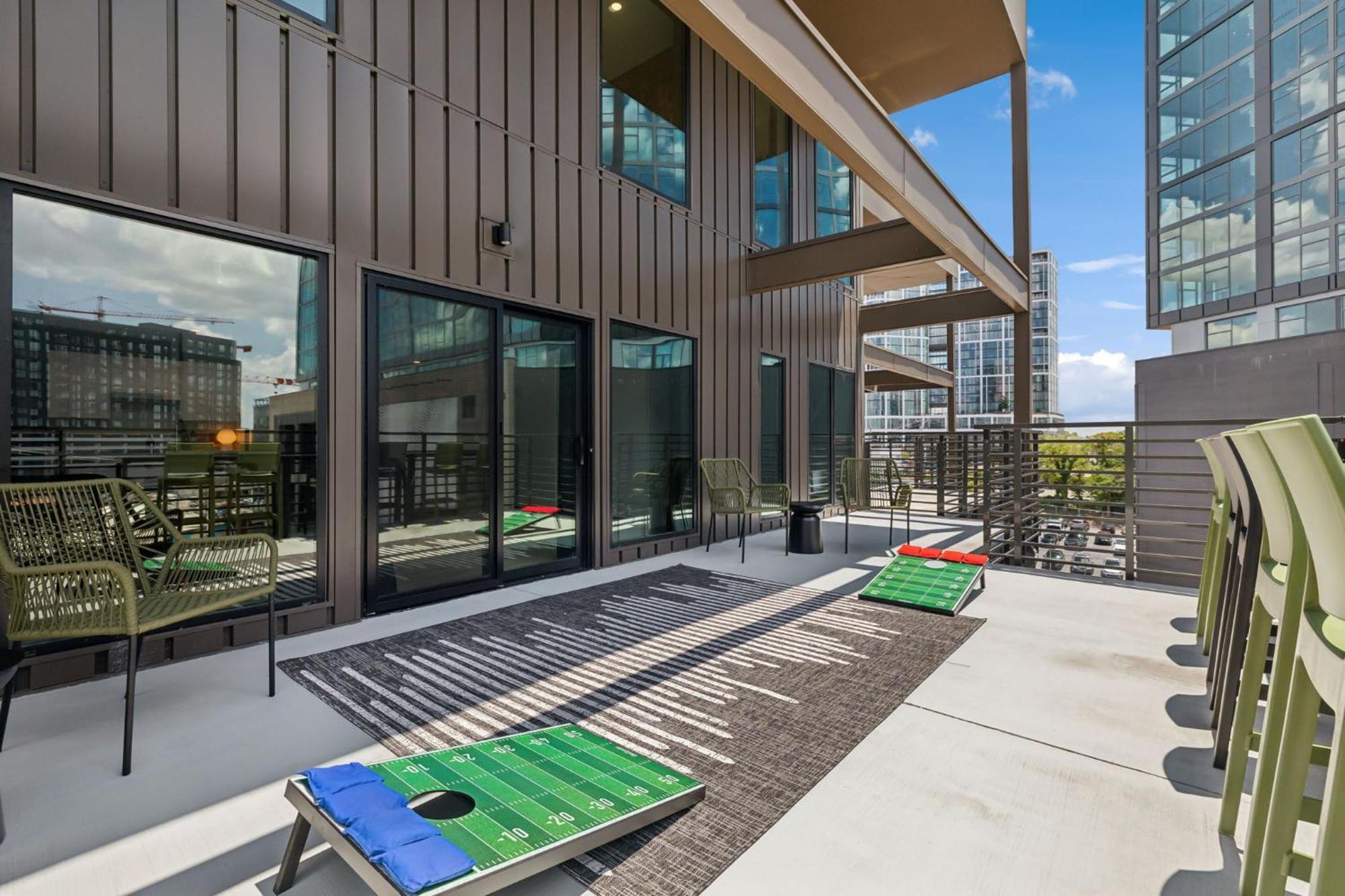 Walk To Broadway, Pool, Gym, Parking At Cowboys & Playboys In Downtown Apartment Nashville
