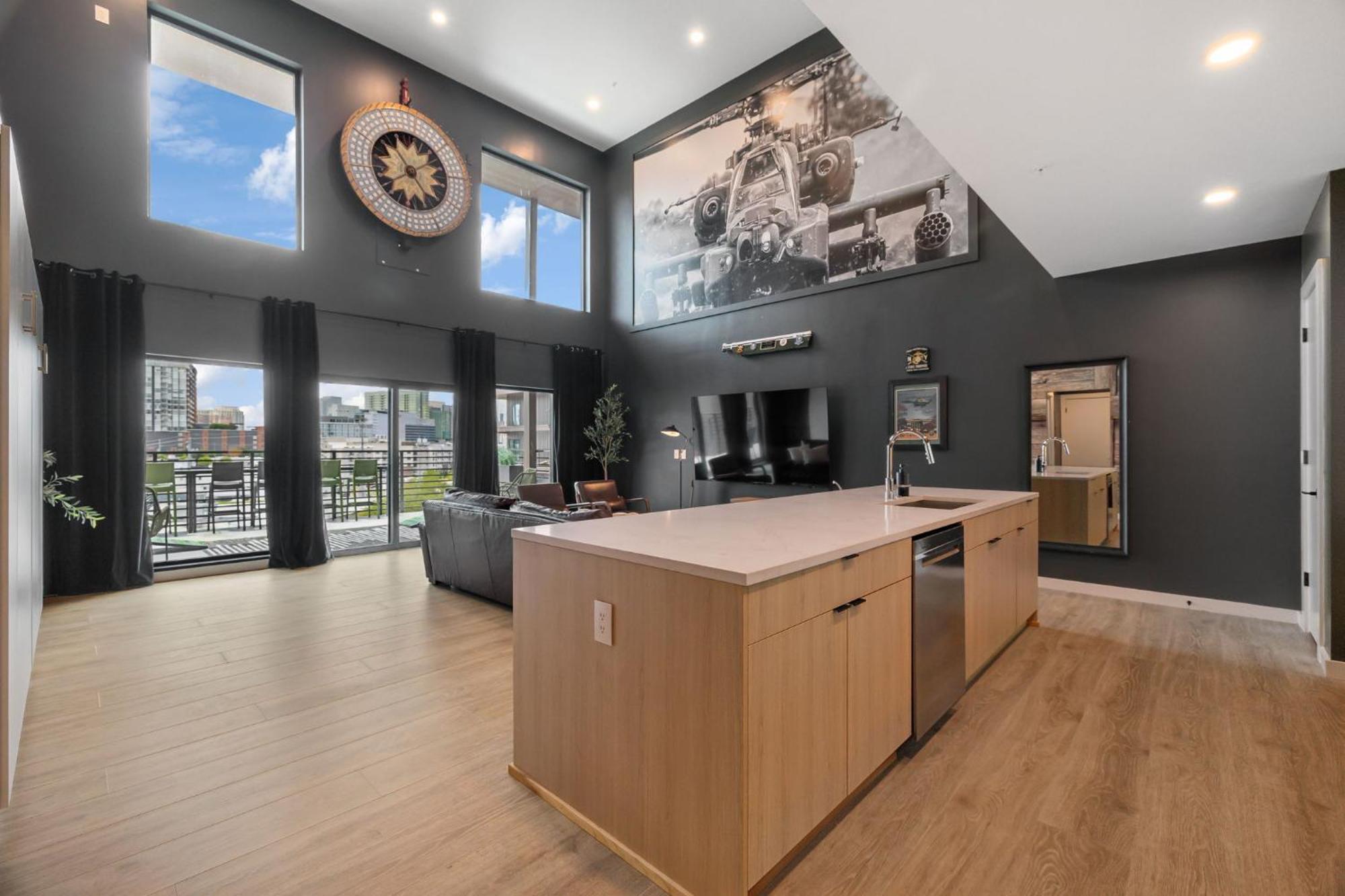Walk To Broadway, Pool, Gym, Parking At Cowboys & Playboys In Downtown * Nashville