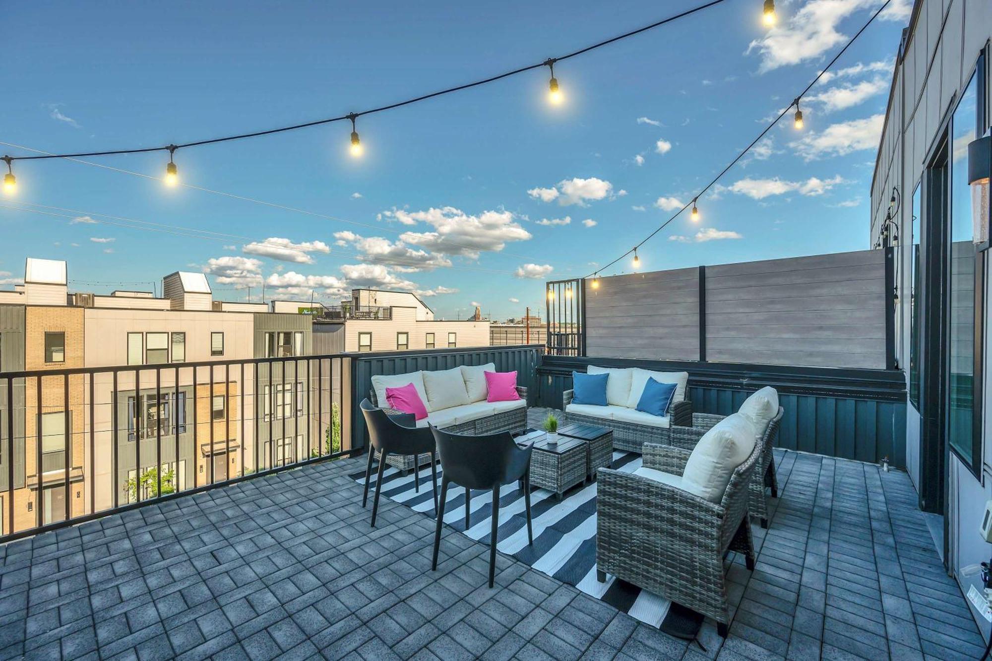Close To Dt Music Rooftop Views Game Holiday home *
