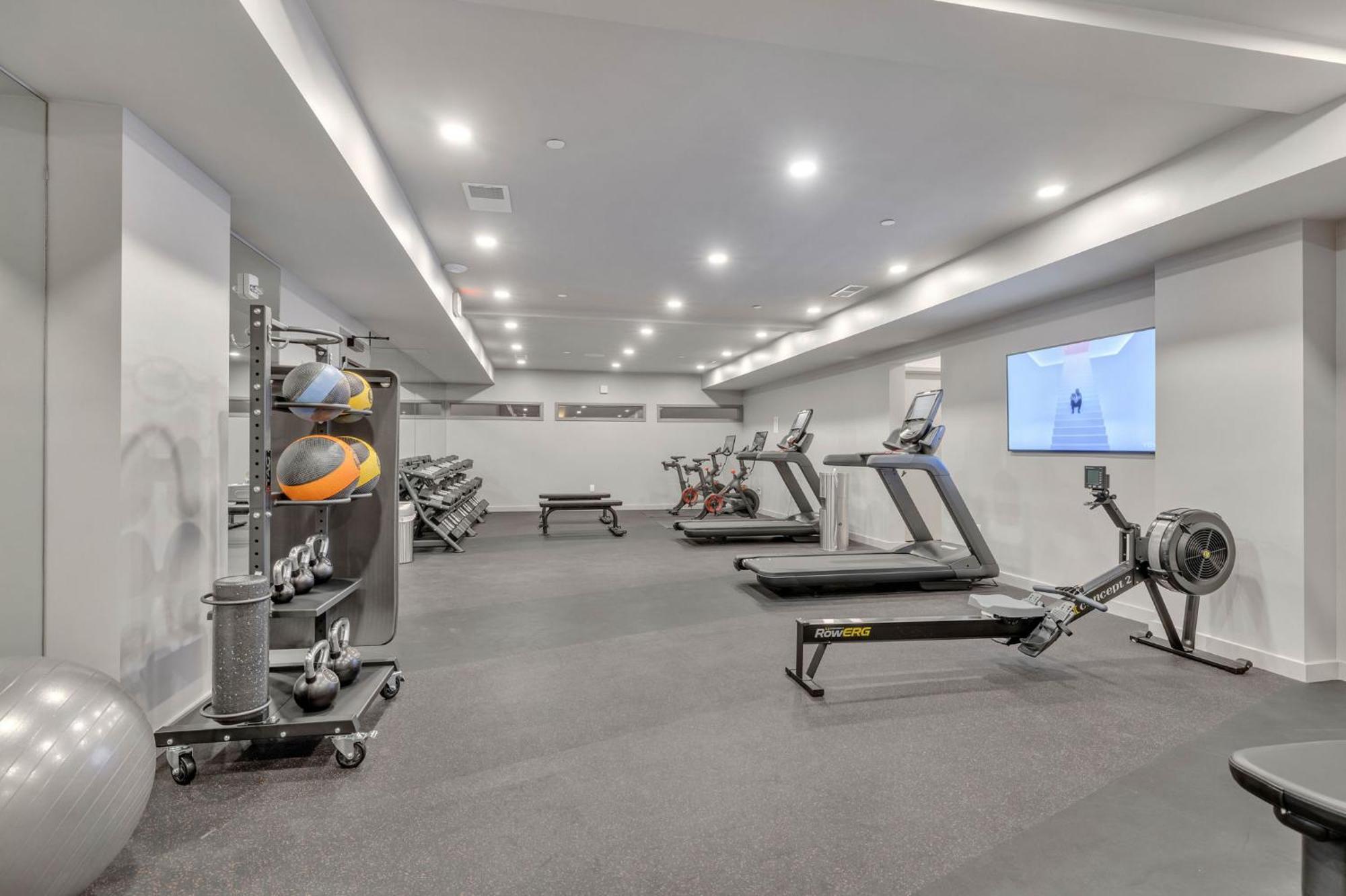 Boots On Broadway In Downtown With Parking, Pool, Gym * Nashville
