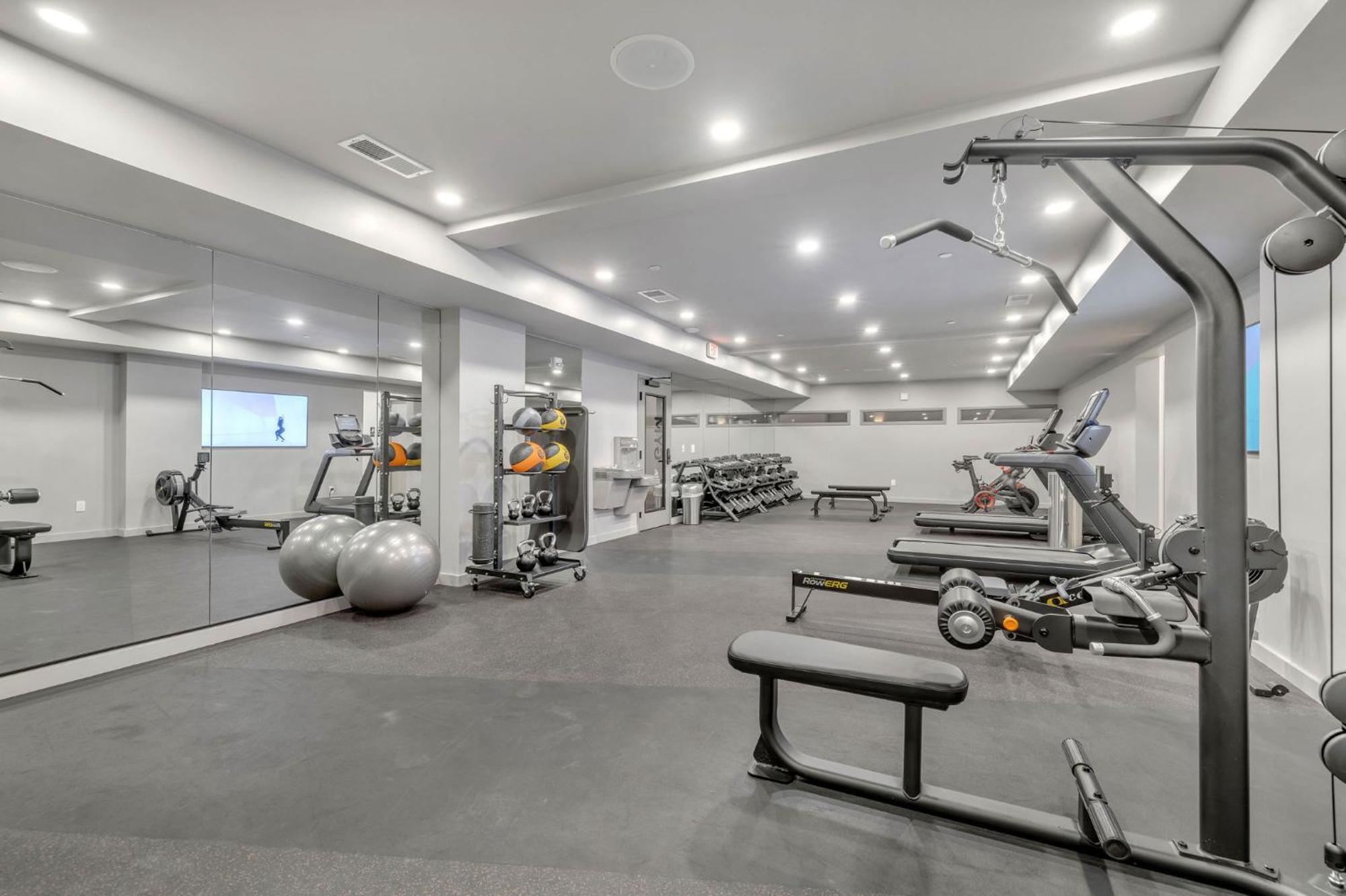 Boots On Broadway In Downtown With Parking, Pool, Gym Apartment *
