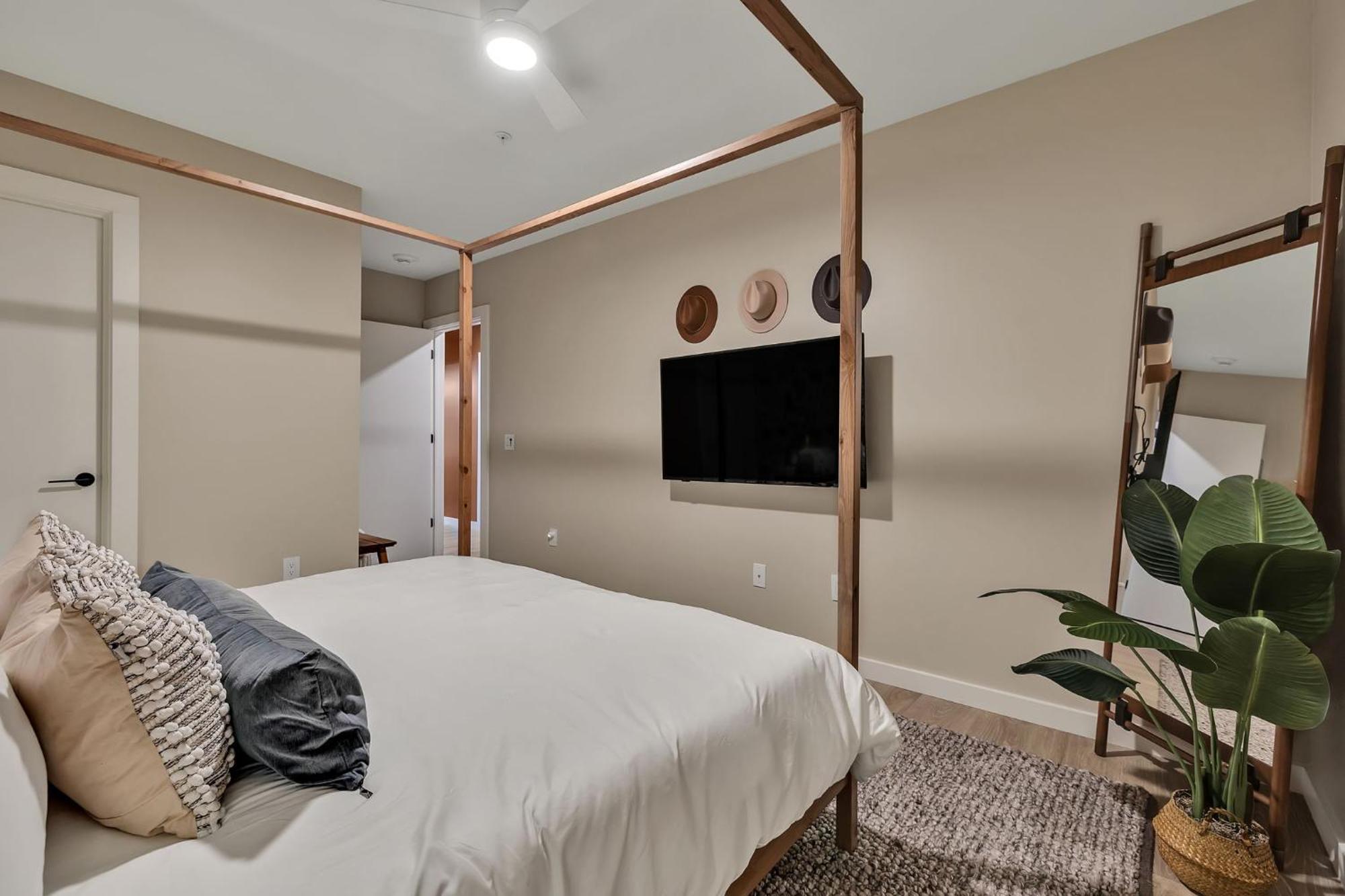 Boots On Broadway In Downtown With Parking, Pool, Gym *