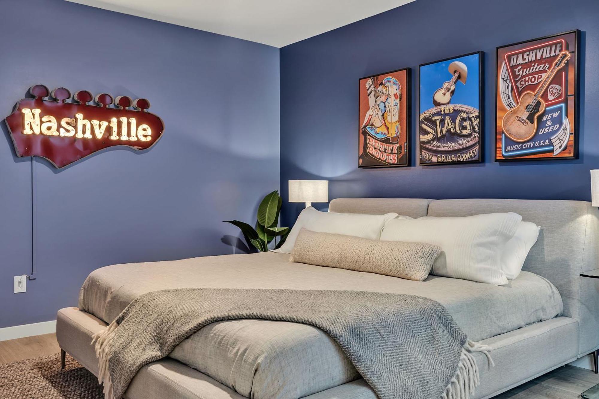 Boots On Broadway In Downtown With Parking, Pool, Gym * Nashville