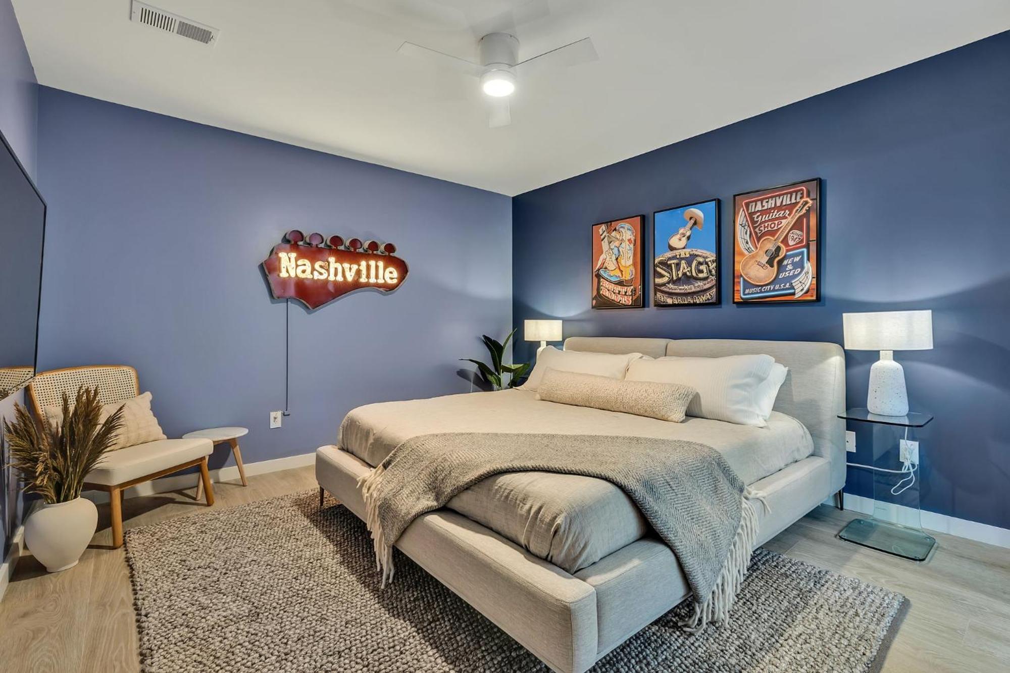 Boots On Broadway In Downtown With Parking, Pool, Gym Apartment *