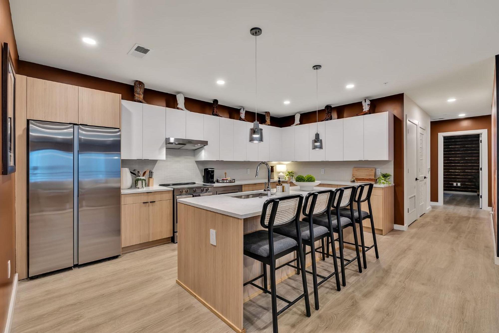 Boots On Broadway In Downtown With Parking, Pool, Gym *