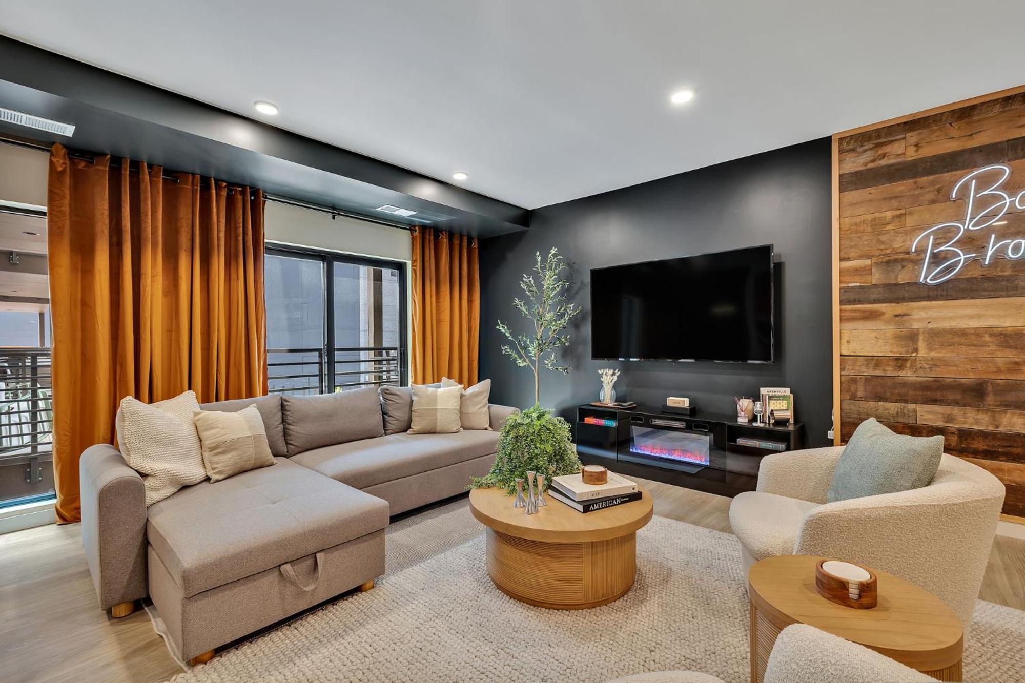 Boots On Broadway In Downtown With Parking, Pool, Gym * Nashville