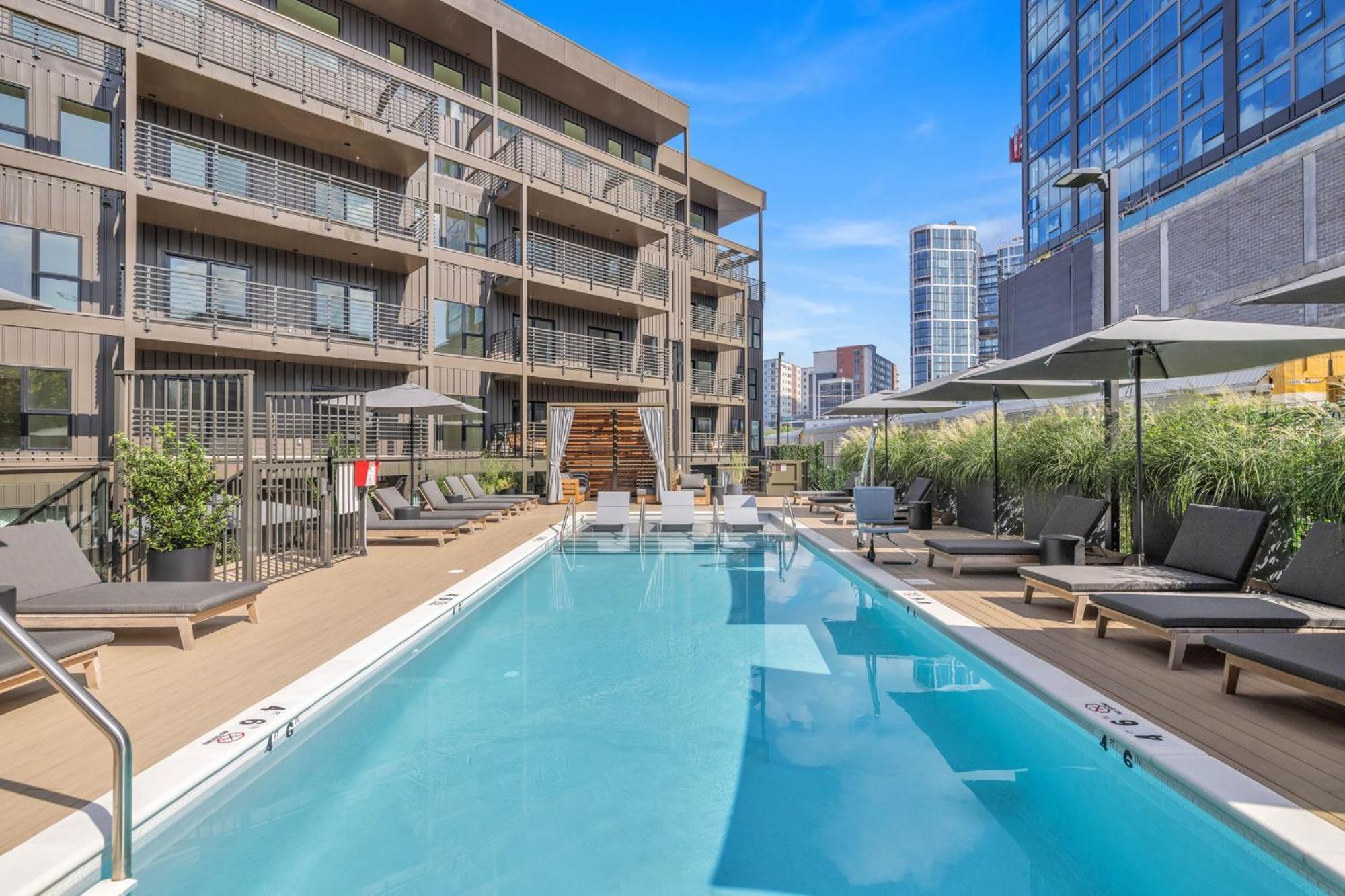 The High Note Short Walk To Broadway, Heated Pool, Gym, Parking