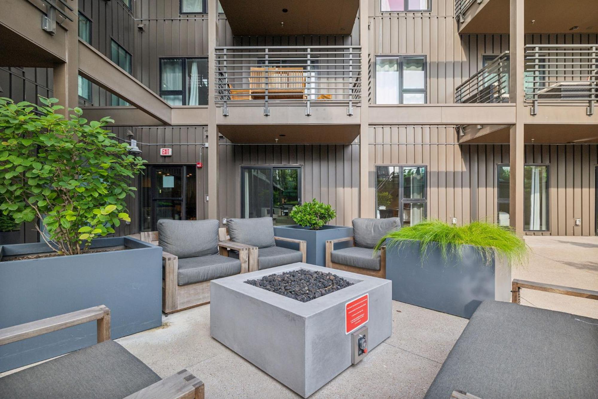 Walk To Broadway, Pool Access, Onsite Parking At Tequila Sunrise In Downtown *