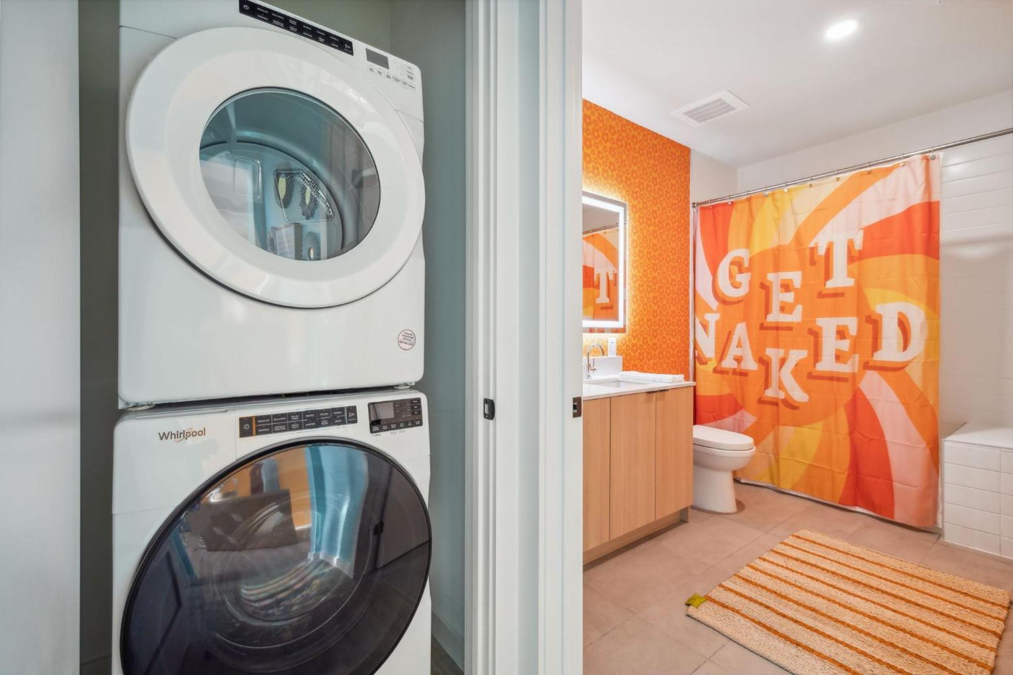 Walk To Broadway, Pool Access, Onsite Parking At Tequila Sunrise In Downtown Apartment