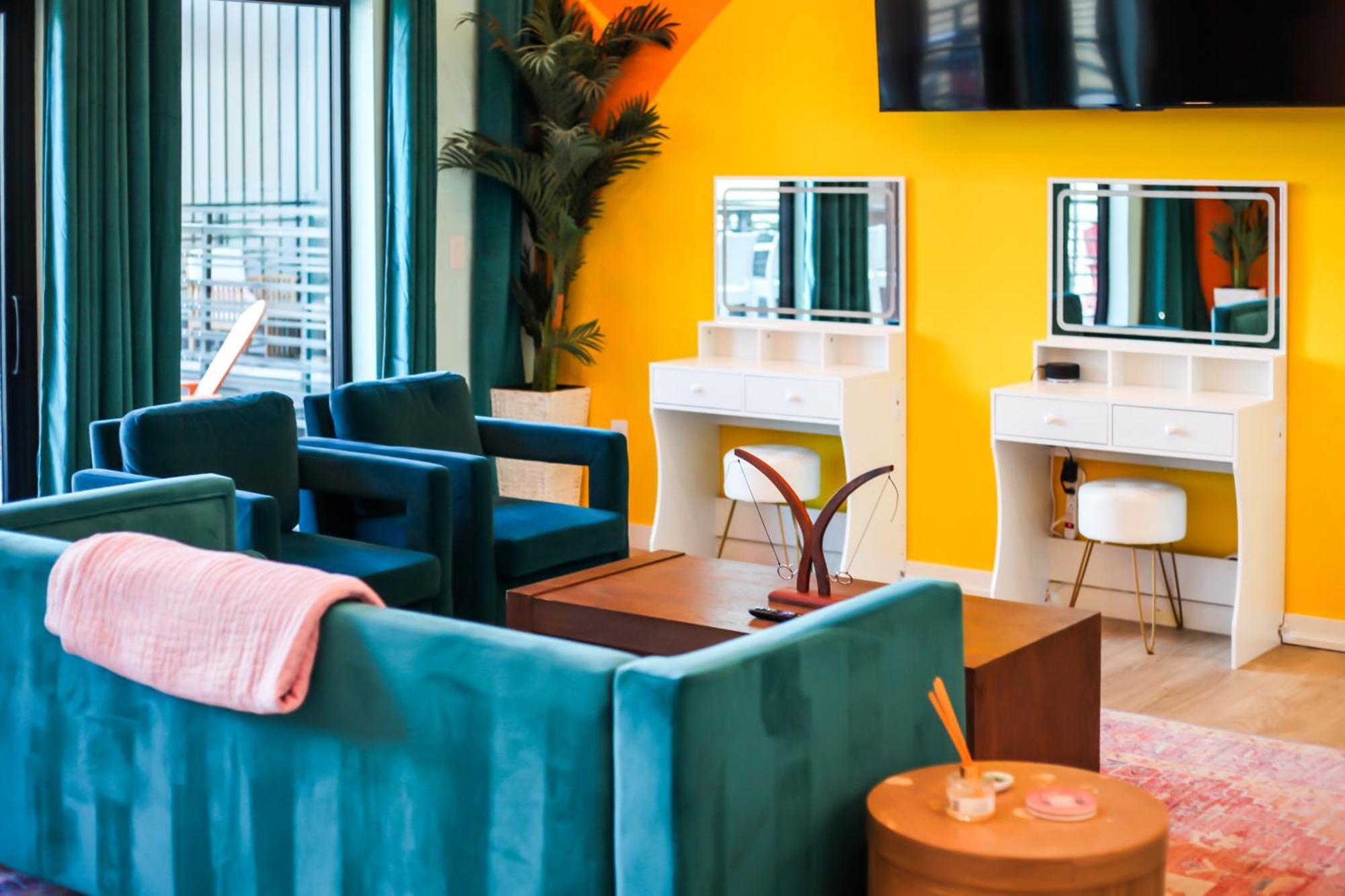 Apartment Walk To Broadway, Pool Access, Onsite Parking At Tequila Sunrise In Downtown