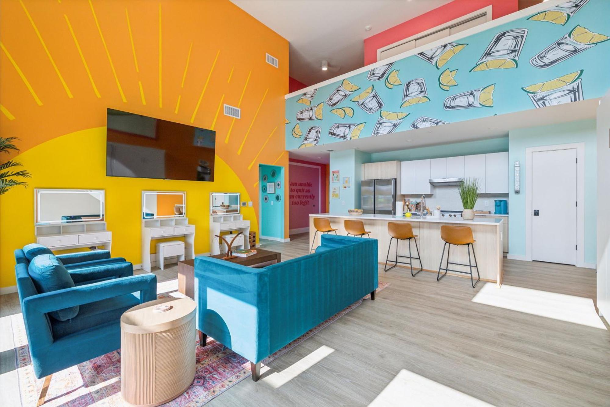 Walk To Broadway, Pool Access, Onsite Parking At Tequila Sunrise In Downtown Apartment