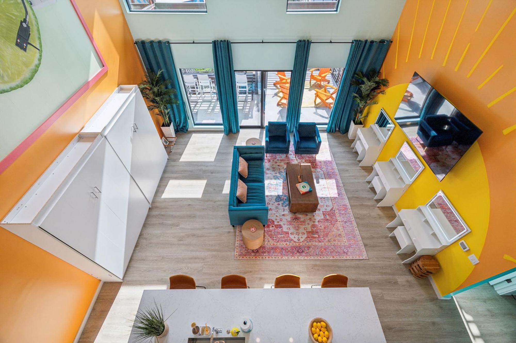 Walk To Broadway, Pool Access, Onsite Parking At Tequila Sunrise In Downtown Apartment *