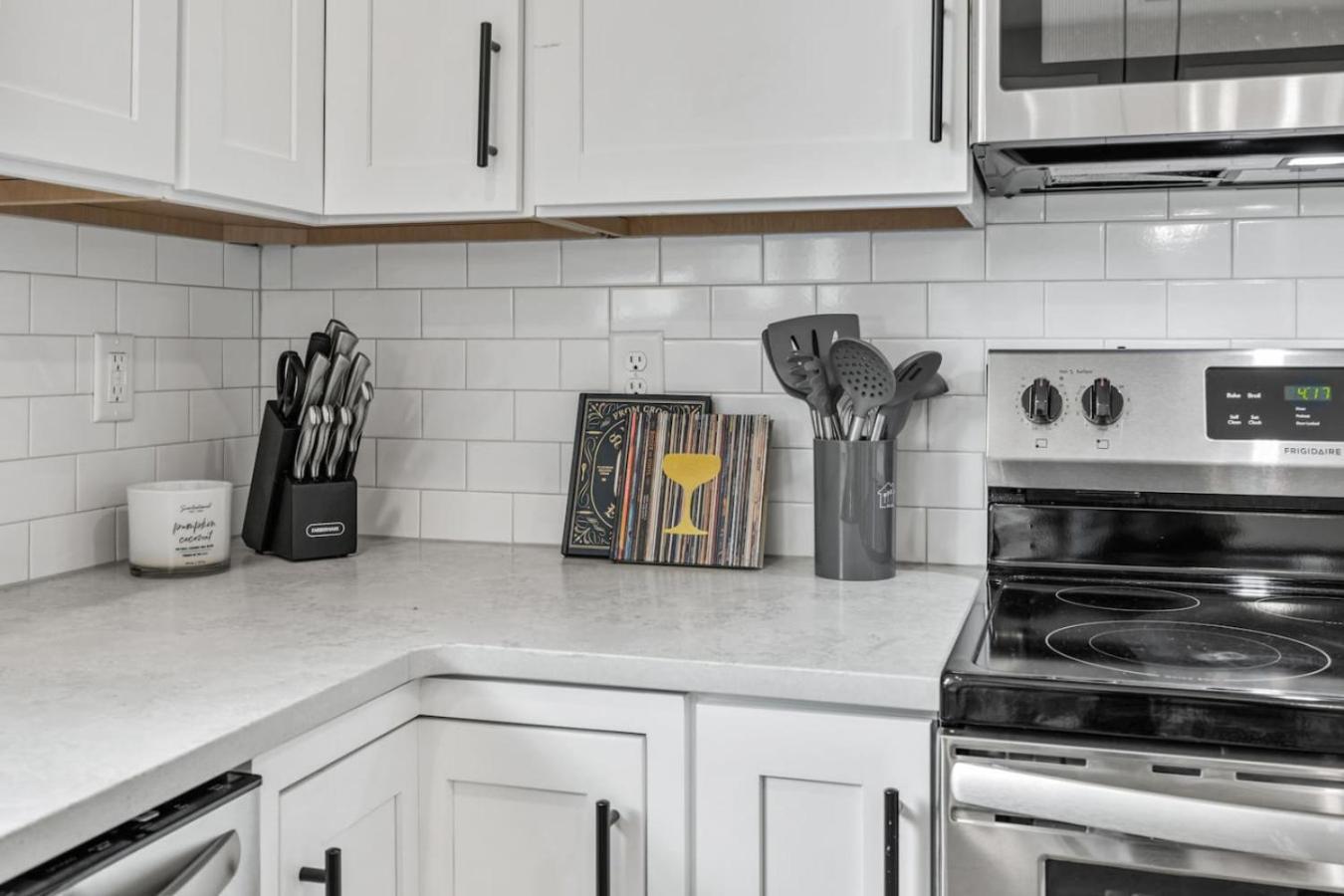 Luxe With Gated Parking Private Balcony And 4 Miles To Downtown *