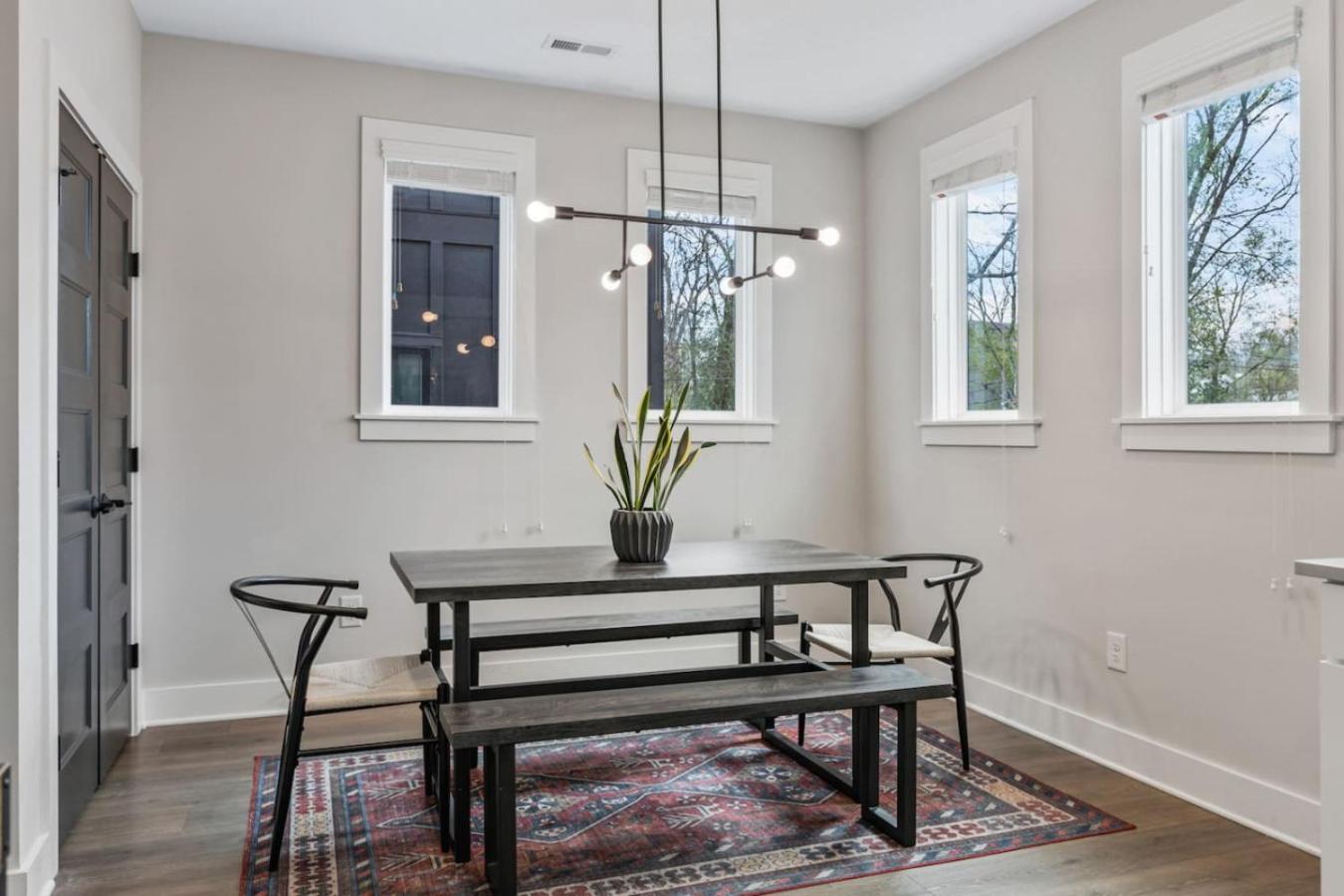 Luxe With Gated Parking Private Balcony And 4 Miles To Downtown *